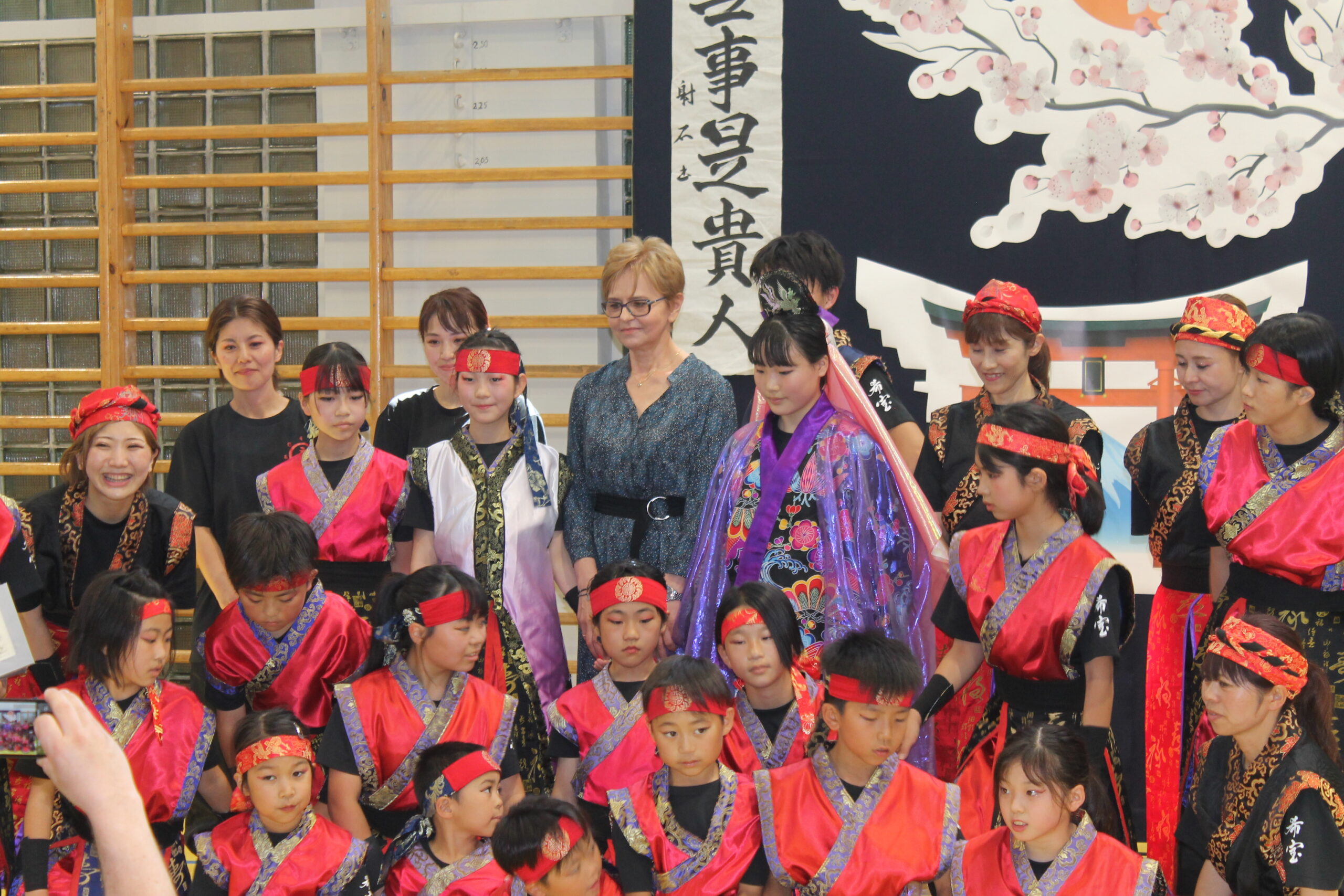 Gościnny występ zespołu KIHO z Japonii w naszej szkole. Zdjęcie grupowe.