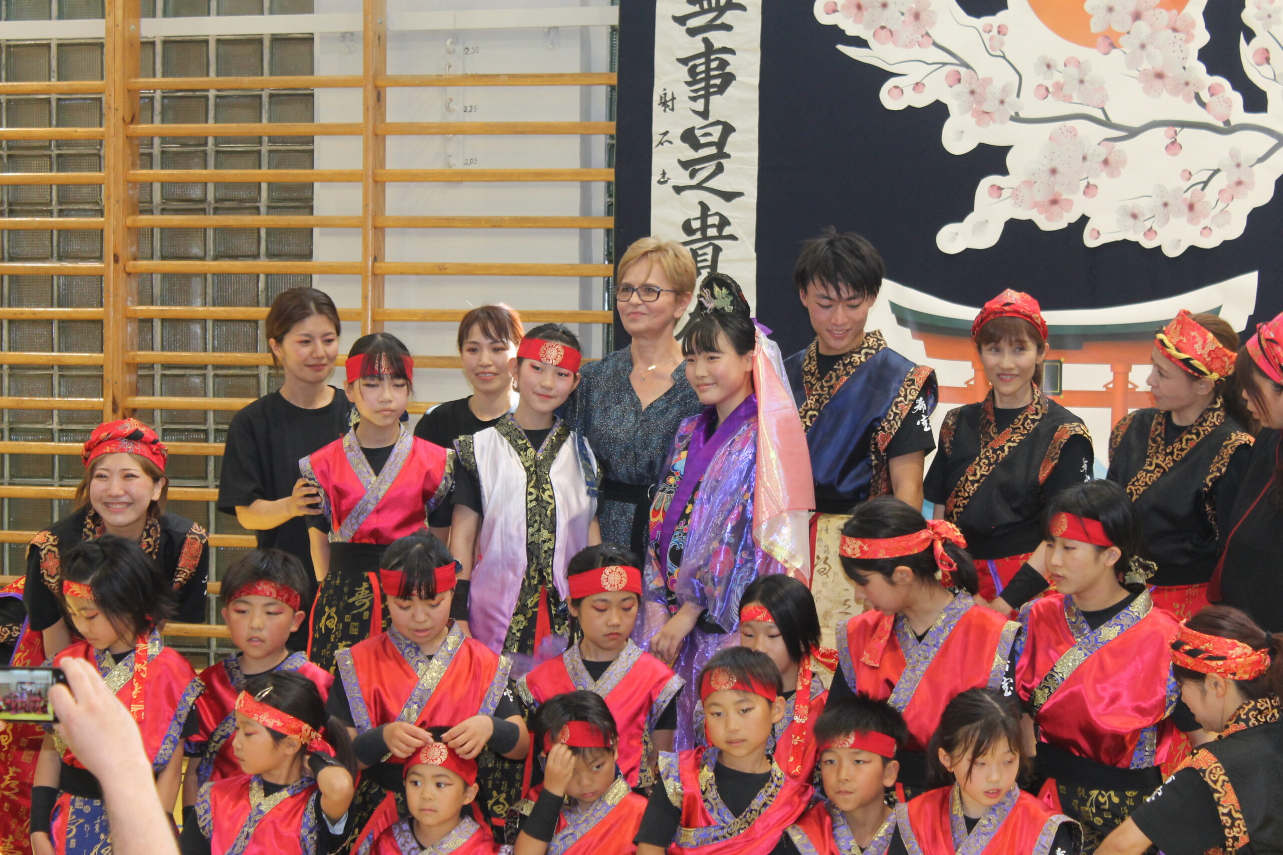 Gościnny występ zespołu KIHO z Japonii w naszej szkole. Zdjęcie grupowe.