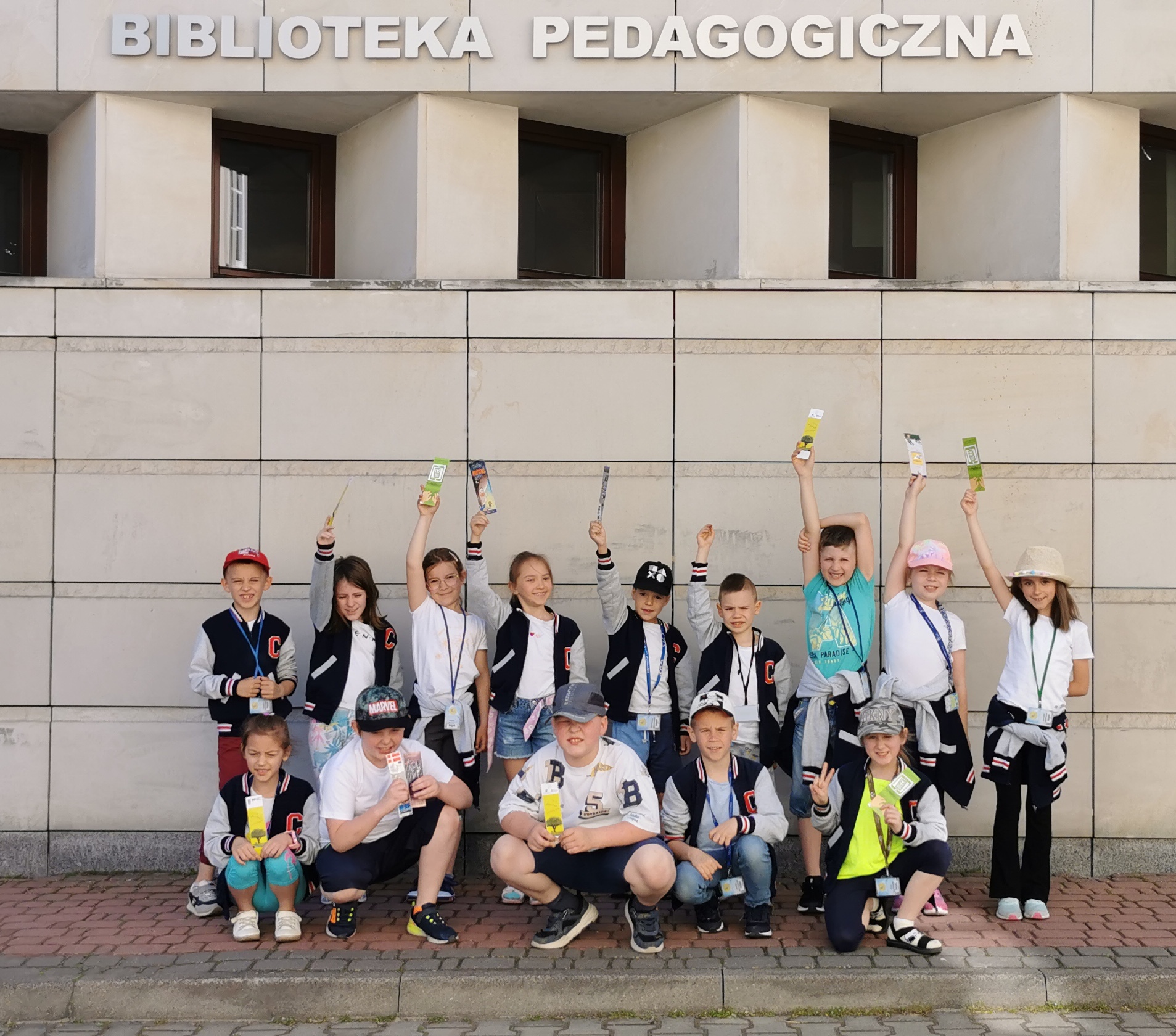Zdjęcie grupowe. Uczniowie stoją przed budynkiem Biblioteki Pedagogicznej im. Heleny Radlińskiej w Siedlcach.