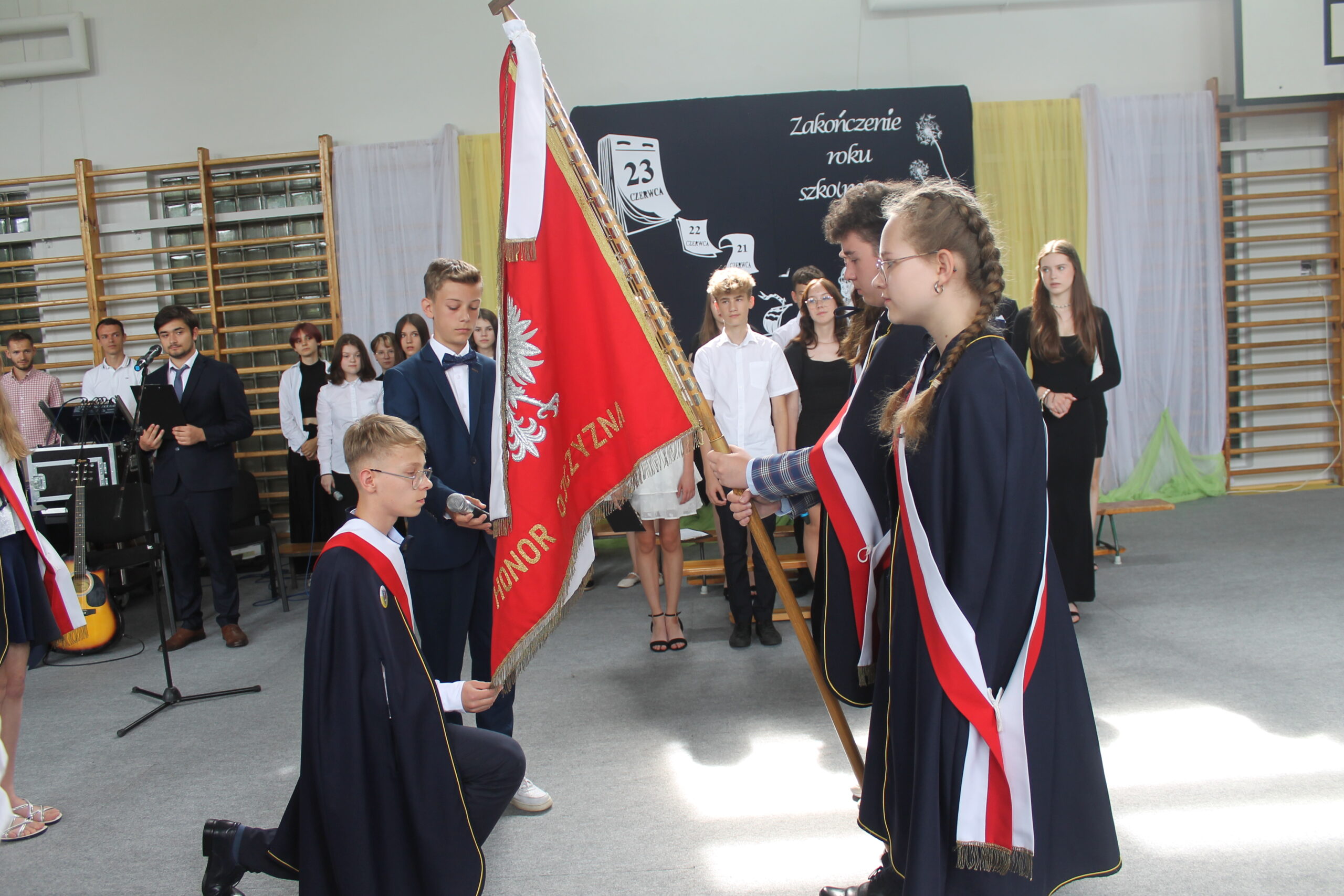 Uroczyste zakończenie roku szkolnego 2022/2023. Sztandar-ślubowanie.