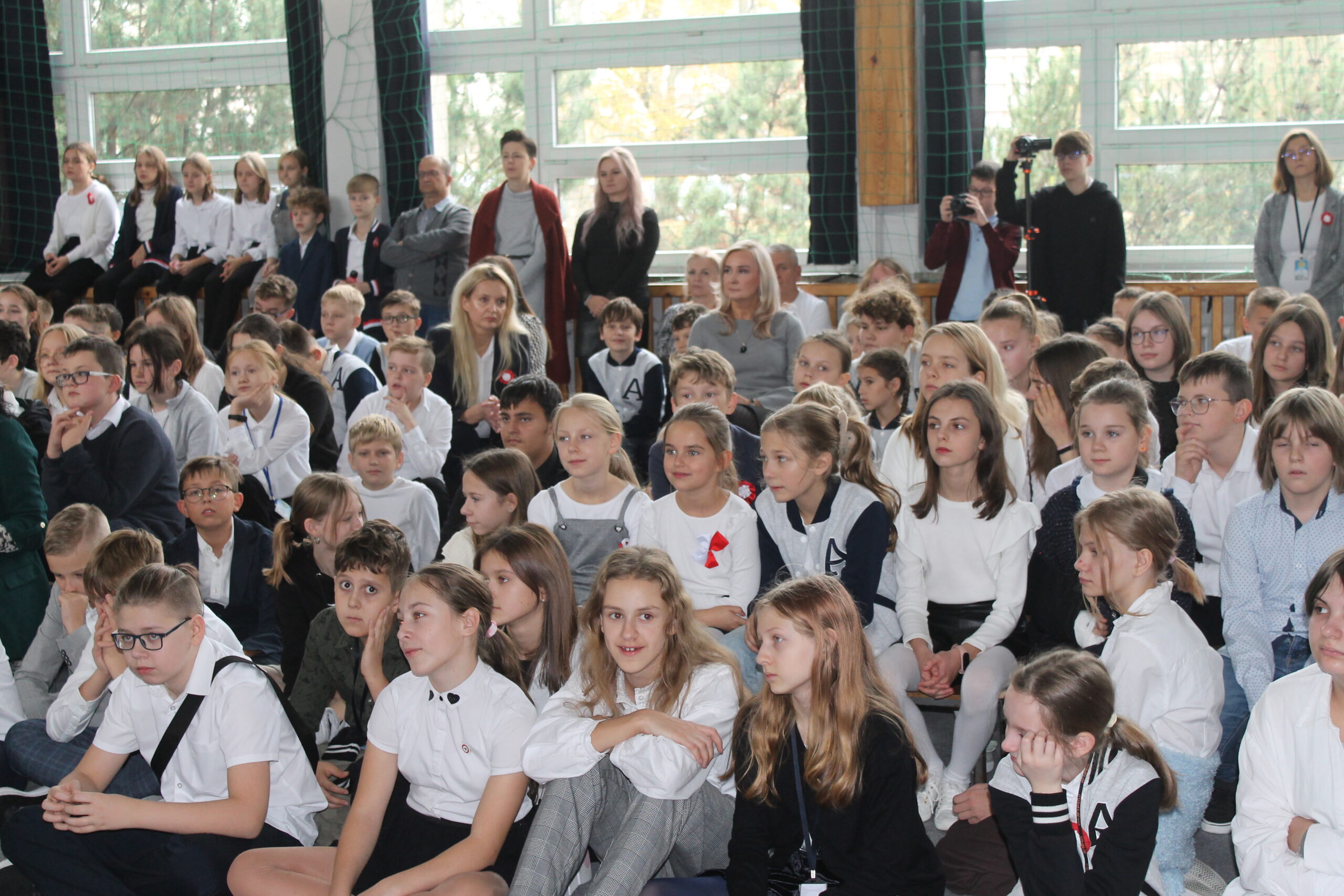 10 listopada 2023 r. uczniowie przygotowali występ z wierszami i wspólnym śpiewaniem patriotycznych piosenek. Publiczność szkolna.