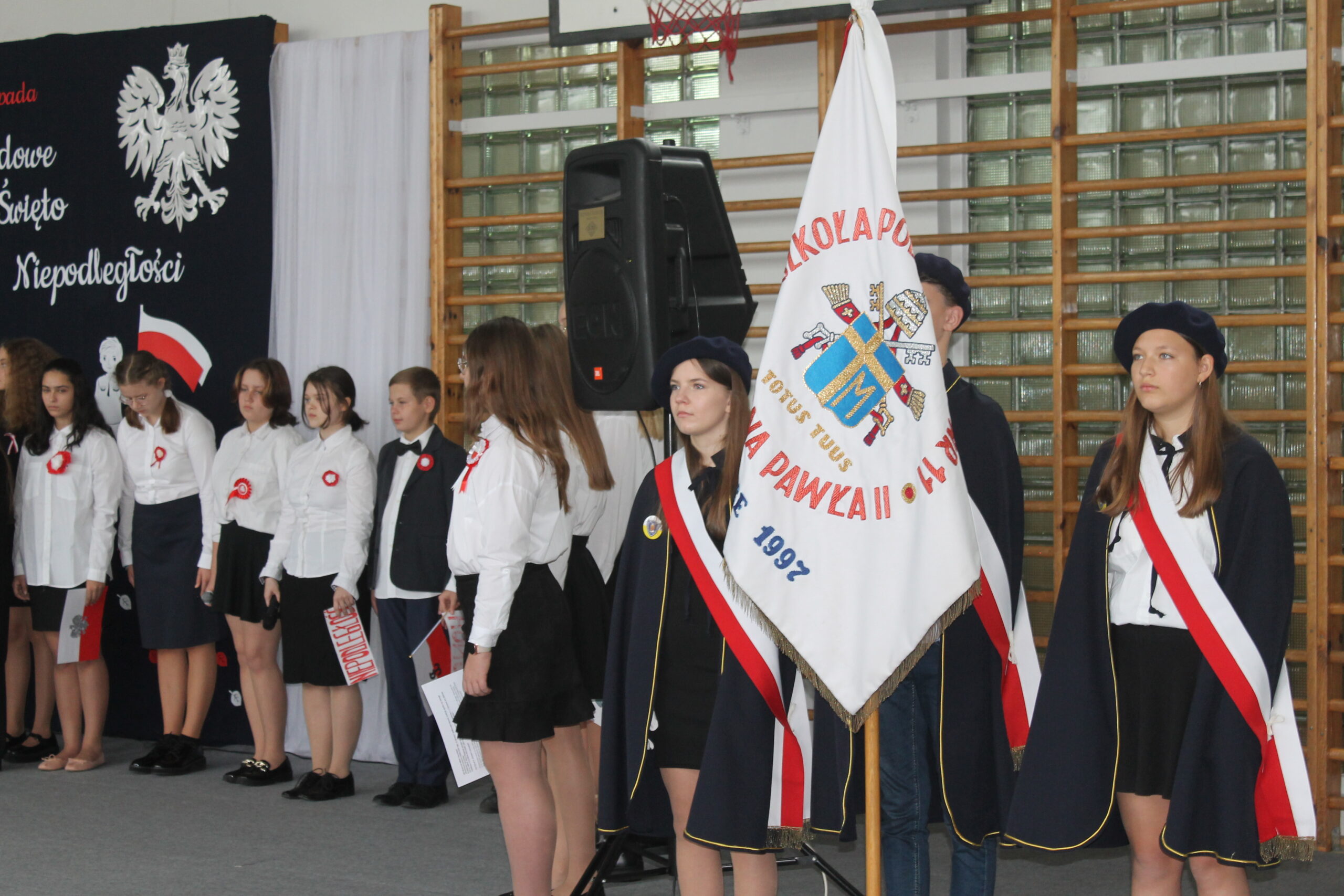 10 listopada 2023 r. uczniowie przygotowali występ z wierszami i wspólnym śpiewaniem patriotycznych piosenek. Sztandar.
