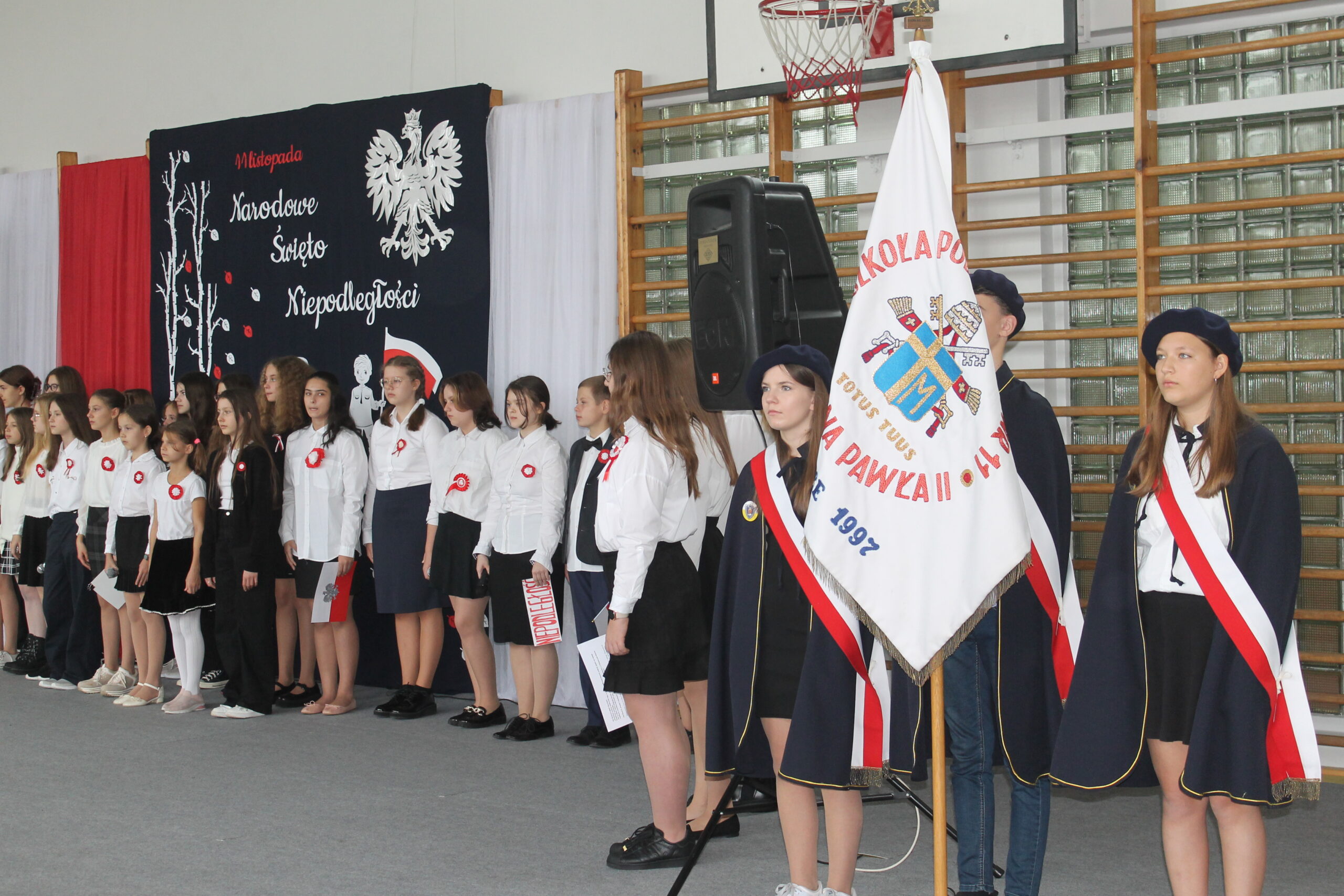 10 listopada 2023 r. uczniowie przygotowali występ z wierszami i wspólnym śpiewaniem patriotycznych piosenek. Sztandar.