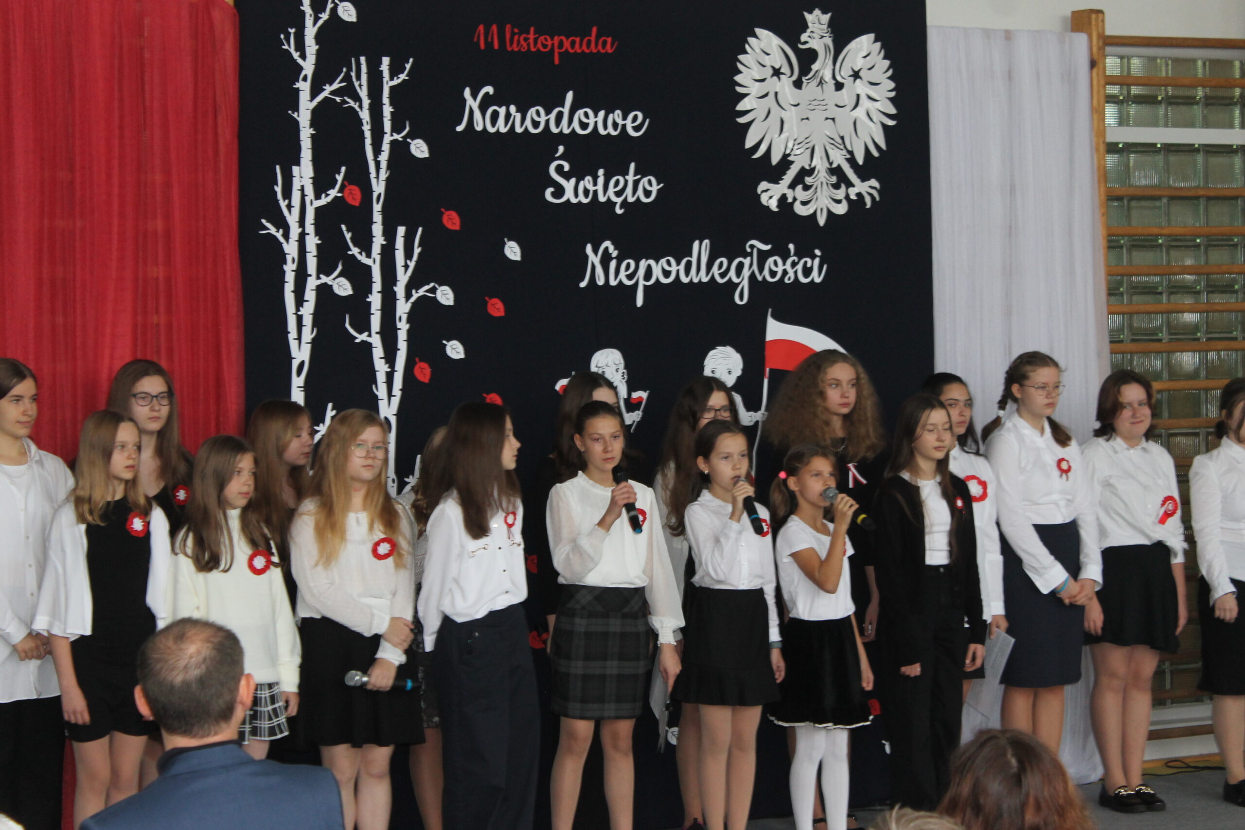 10 listopada 2023 r. uczniowie przygotowali występ z wierszami i wspólnym śpiewaniem patriotycznych piosenek.