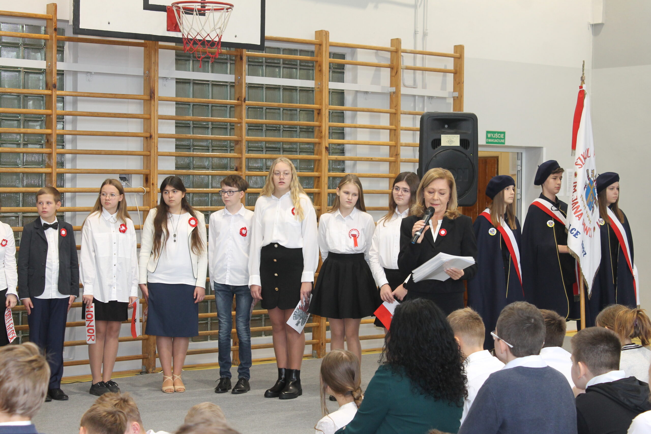 10 listopada 2023 r. uczniowie przygotowali występ z wierszami i wspólnym śpiewaniem patriotycznych piosenek. Przemówienie pani dyrektor.