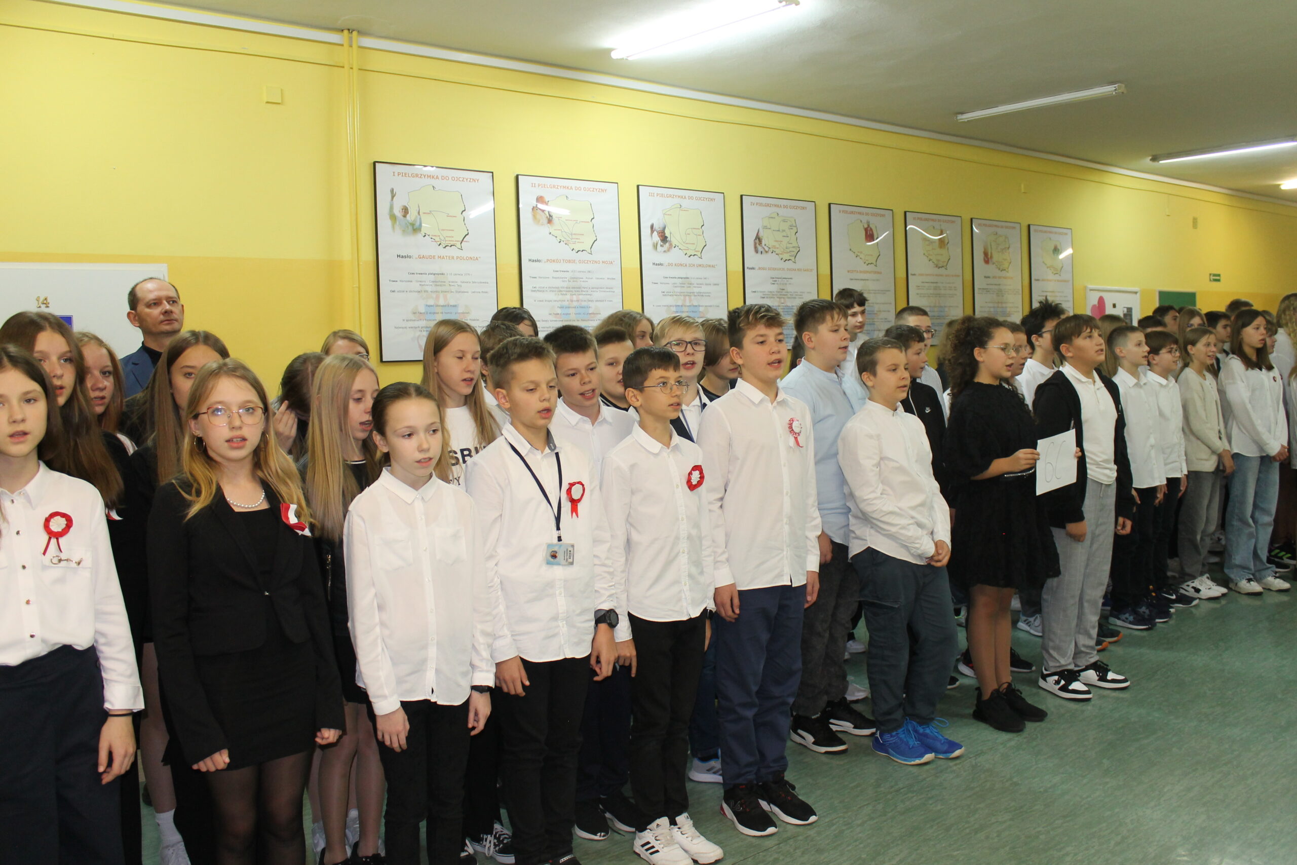 10 listopada po raz kolejny o godzinie 11:11 dzieci wraz z Dyrekcją i nauczycielami uroczyście odśpiewali hymn Polski w ramach ogólnopolskiej akcji “Szkoła Do Hymnu”.