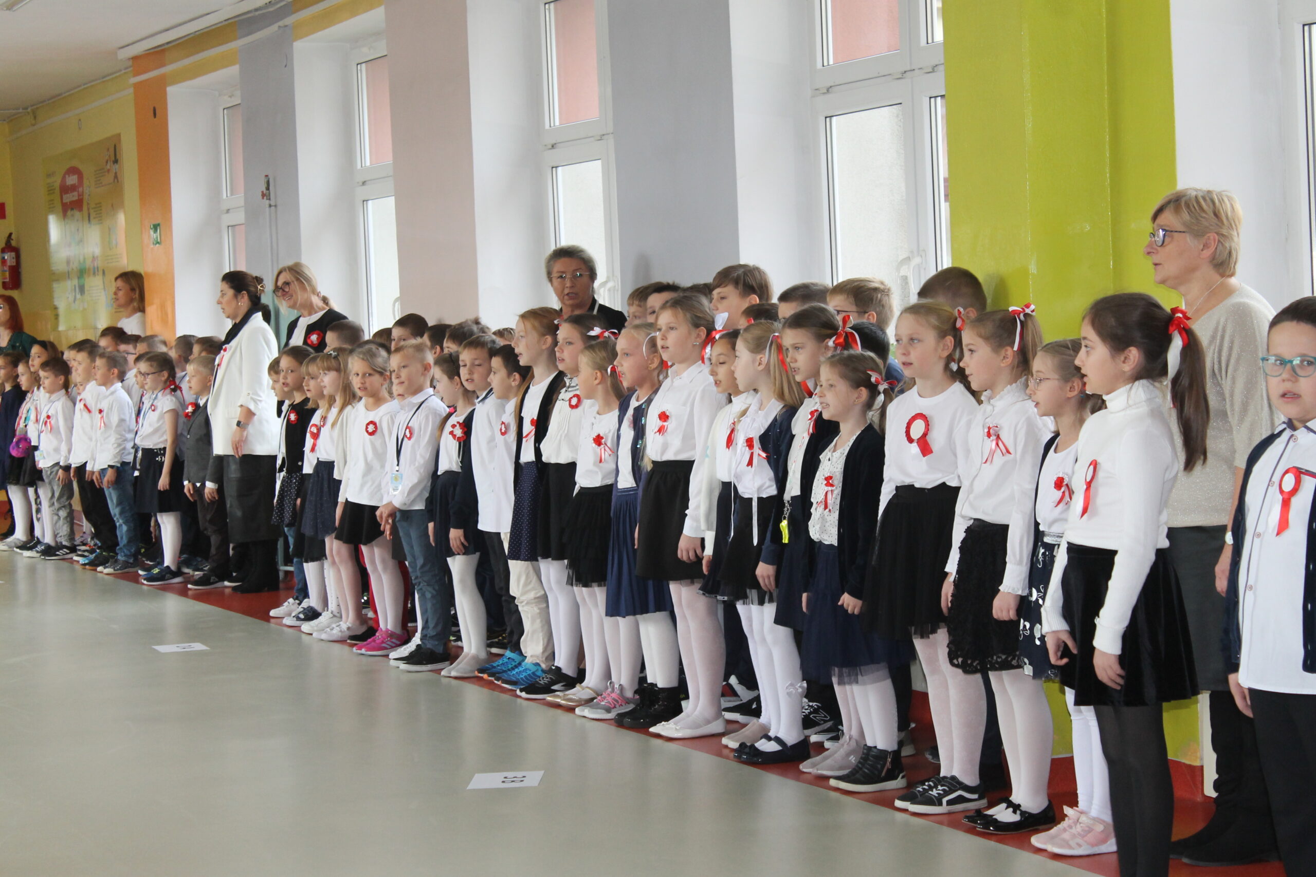 10 listopada po raz kolejny o godzinie 11:11 dzieci wraz z Dyrekcją i nauczycielami uroczyście odśpiewali hymn Polski w ramach ogólnopolskiej akcji “Szkoła Do Hymnu”.