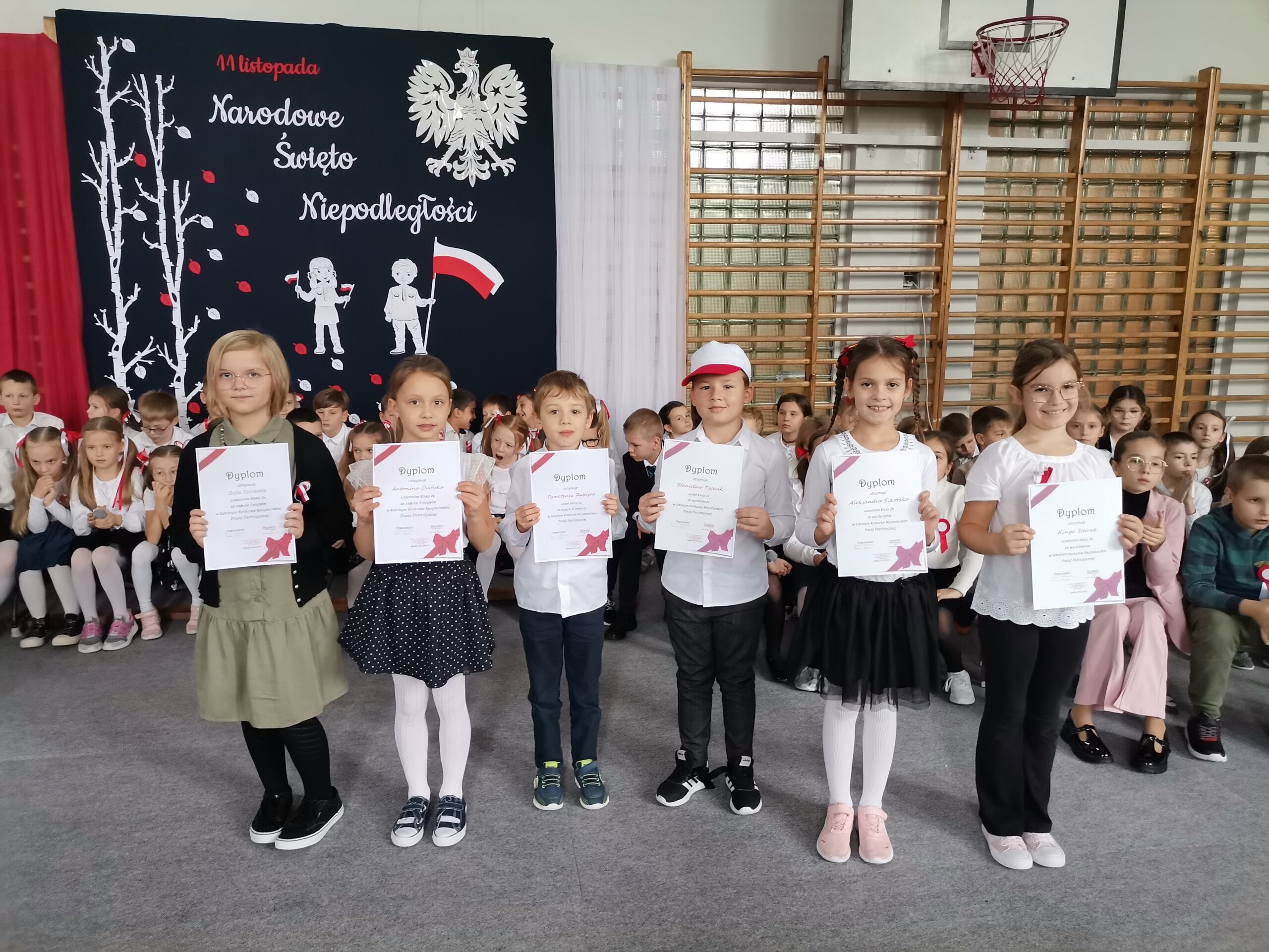 21. Nagrodzone dzieci w szkolnym konkursie poezji patriotycznej