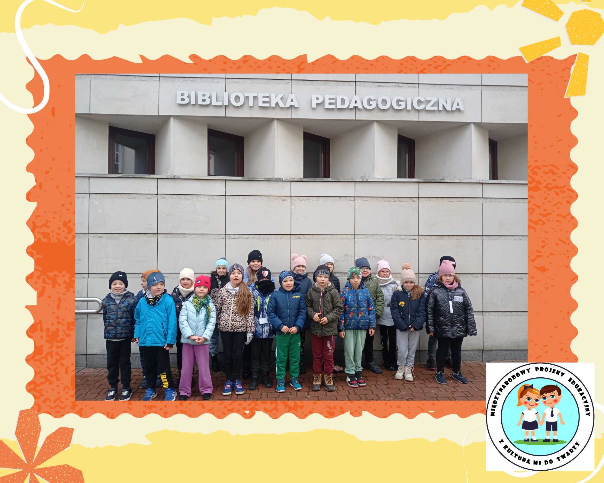 Uczniowie stoją przed budynkiem Biblioteki Pedagogicznej im. Heleny Radlińskiej w Siedlcach
