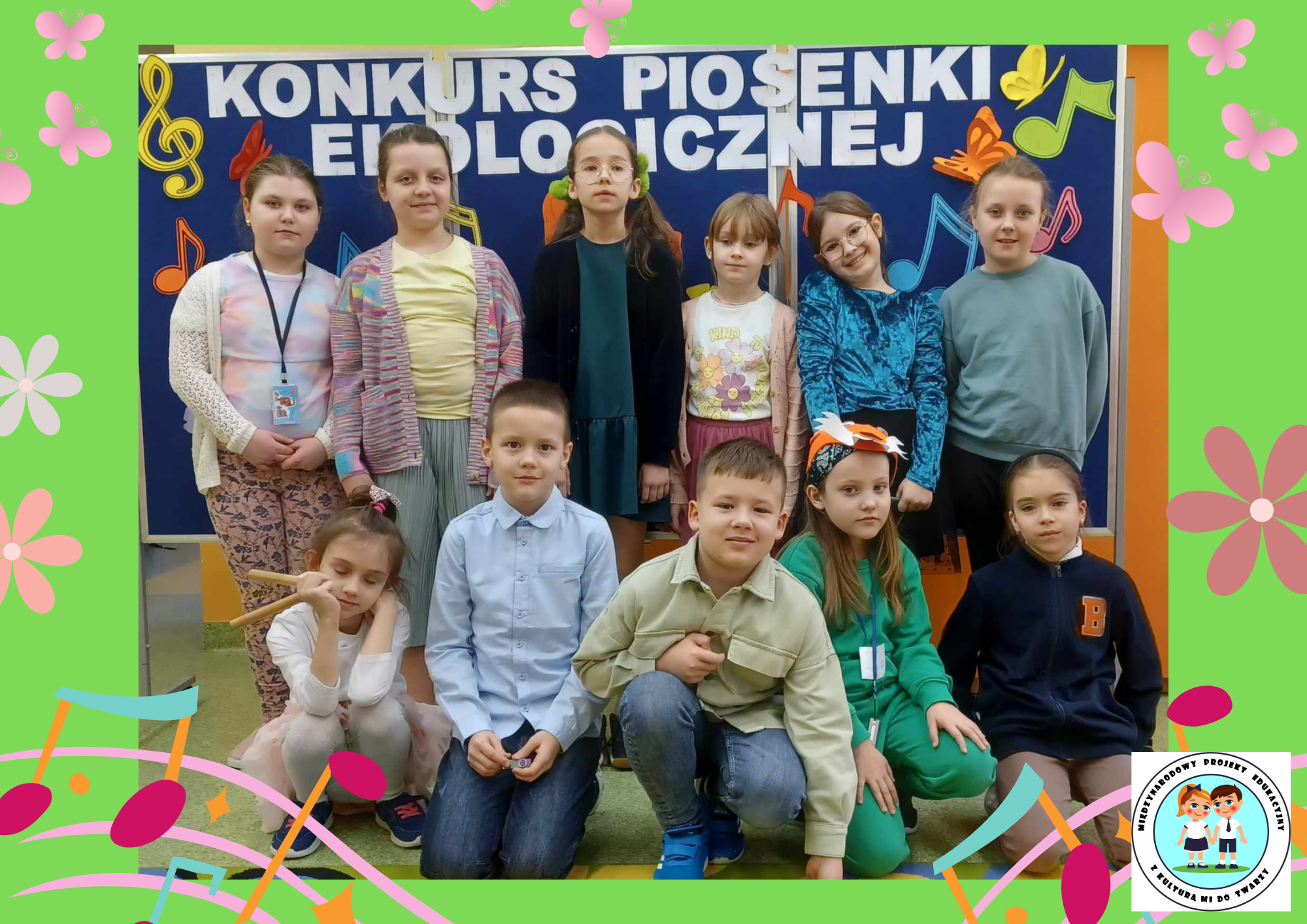 Zdjęcie grupowe uczestników konkursu muzycznego pt. „Piosenka ekologiczna”.