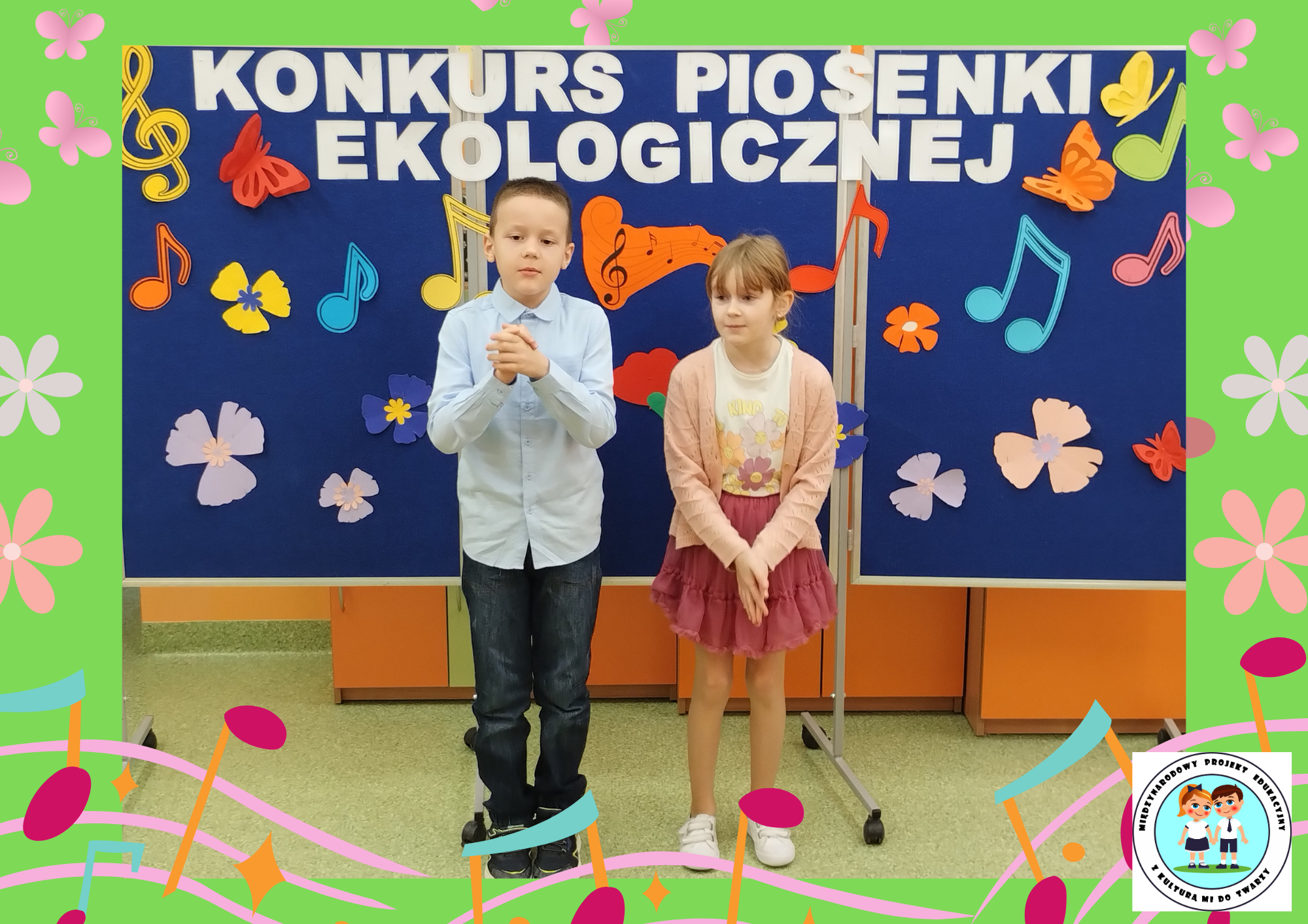 Dziewczynka i chłopiec z kl. II a prezentują piosenkę pt. „Kochajmy ptaki”.