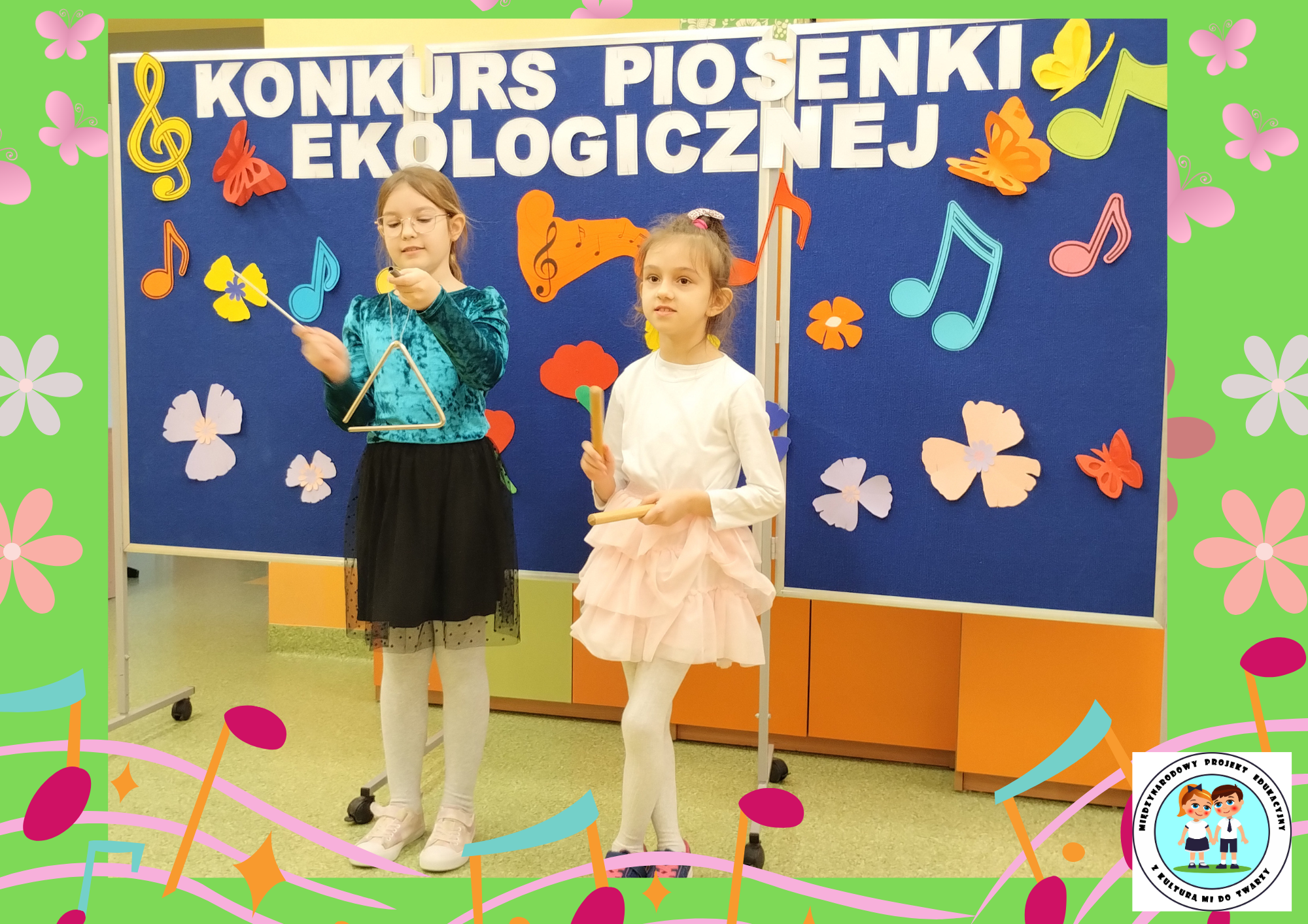 Uczennice z kl. II a wspólnie wykonują piosenkę pt.”Leśna muzyka”.