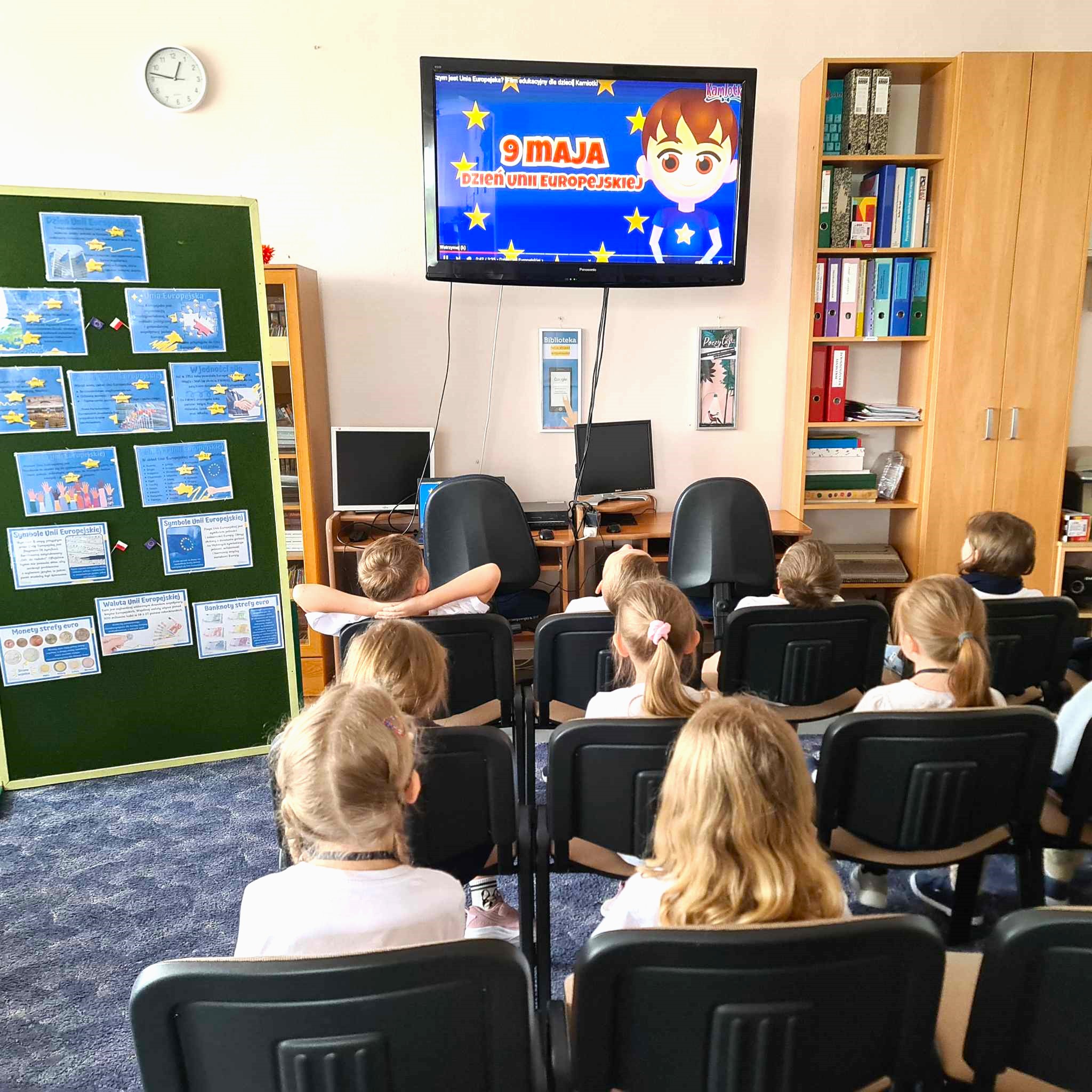 W bibliotece uczniowie obejrzeli prezentację dotyczącą Unii Europejskiej. Na każdej przerwie mogli oglądać również bajki edukacyjne związane z Unią i jej historią.