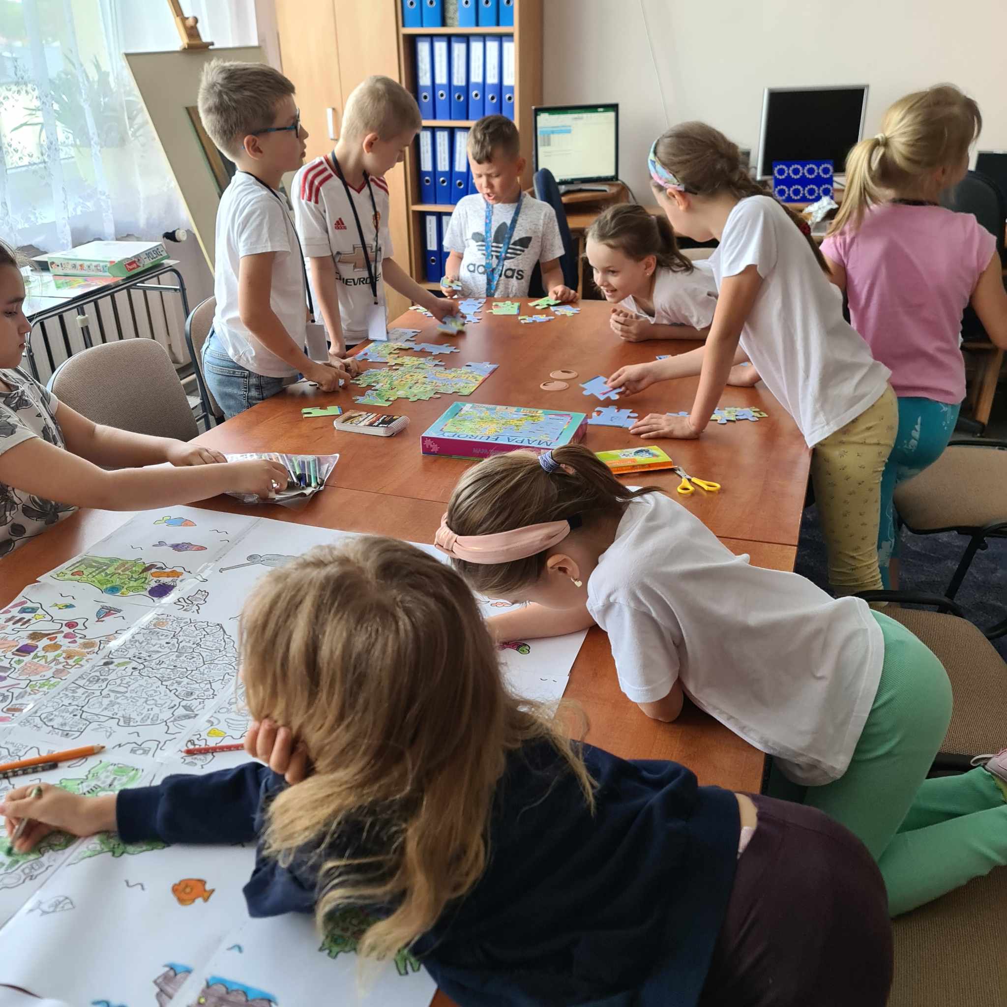 Uczniowie na każdej przerwie przychodzili kolorować mapę Europy, układać puzzle z krajami Unii Europejskiej oraz rozwiązywali zagadki i quizy dotyczące Unii.