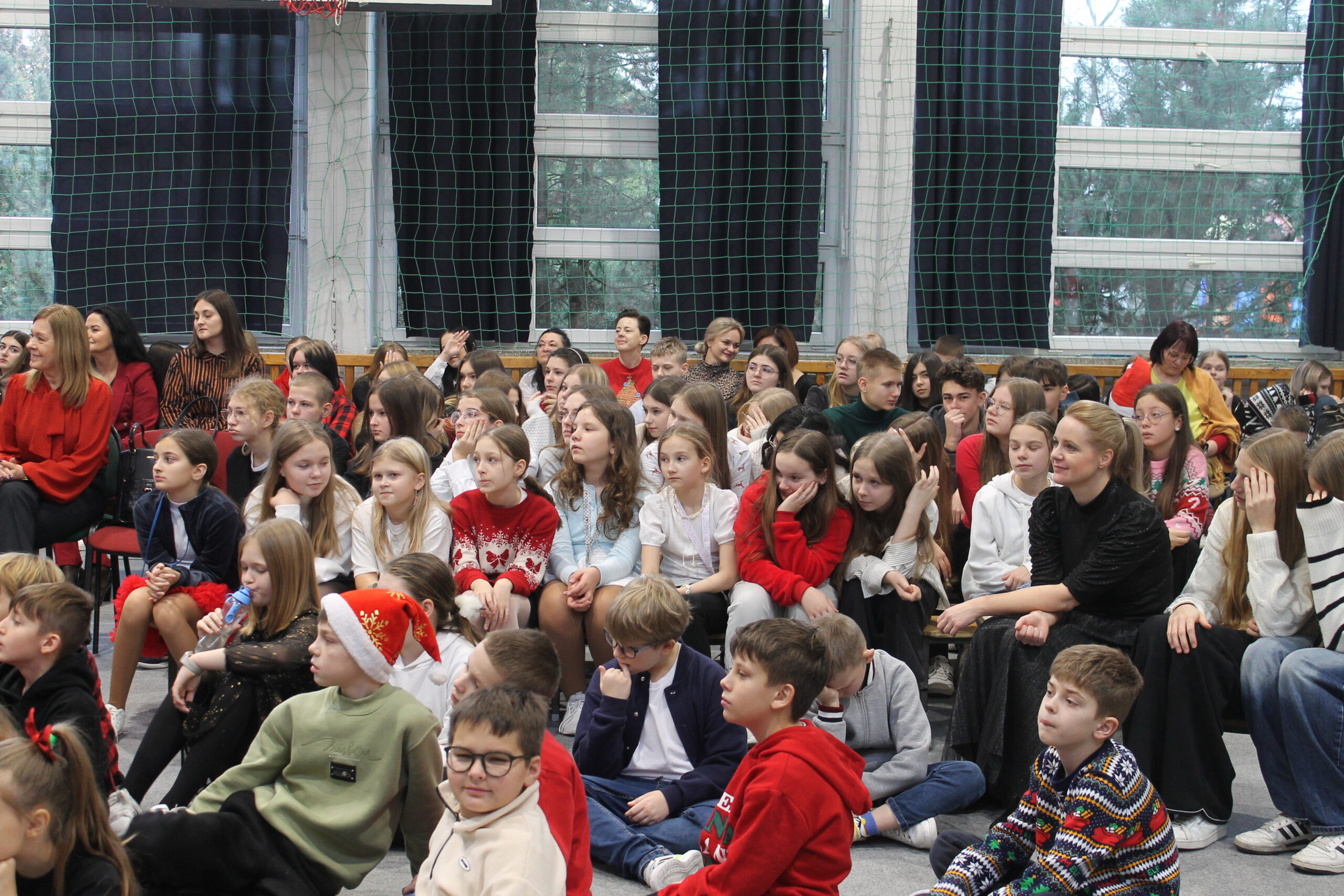 Jasełka grudzień 2014. Uczniowie, nauczyciele i dyrekcja ogląda występy.