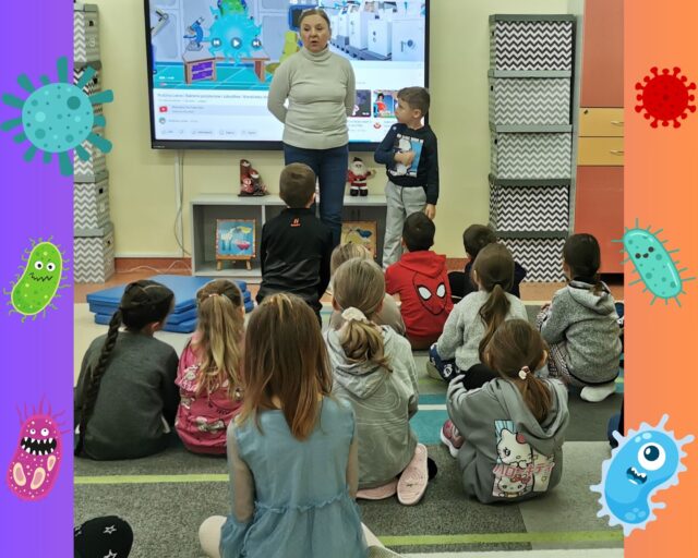 Rozmowa pani pielęgniarki z dziećmi na temat zapobiegania chorobom zakaźnym.