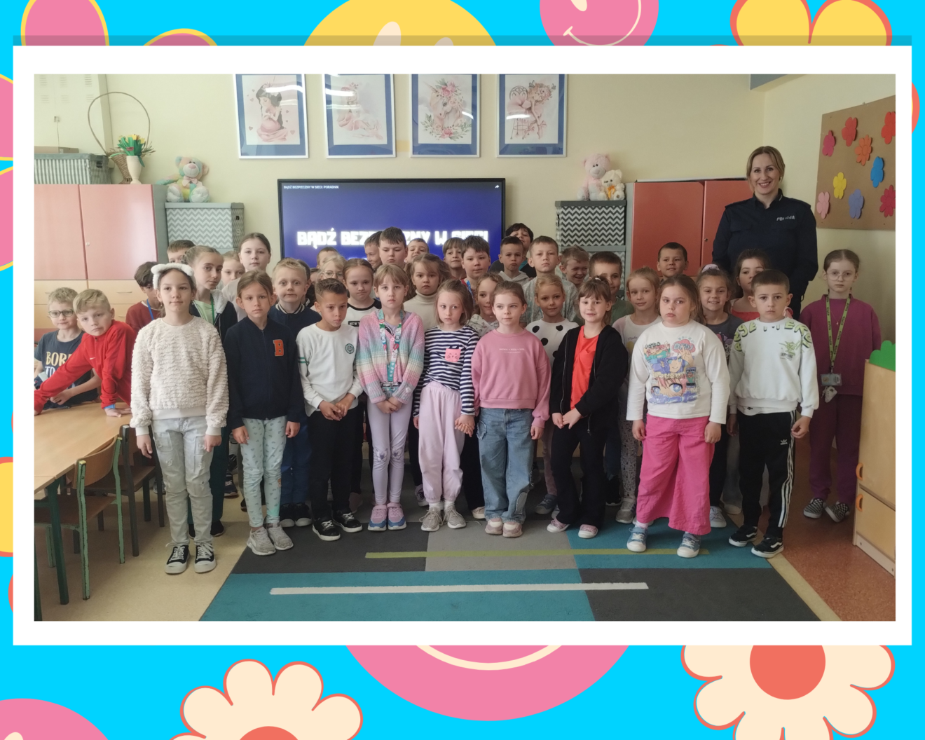 Zdjęcie grupowe uczniów z przedstawicielem Komendy Miejskiej Policji w Siedlcach.
