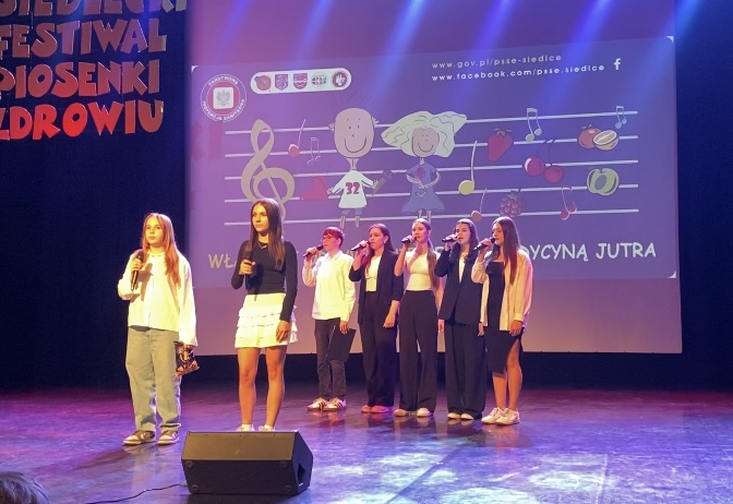 występ zespołu klas młodszych