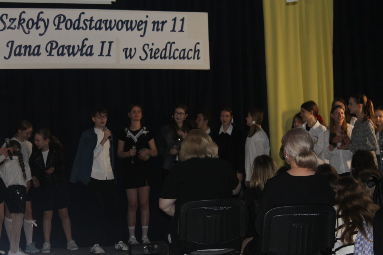 Jubileusz 40-lecia Szkoły Podstawowej nr 11 im. Jana Pawła II-przedstawienie
