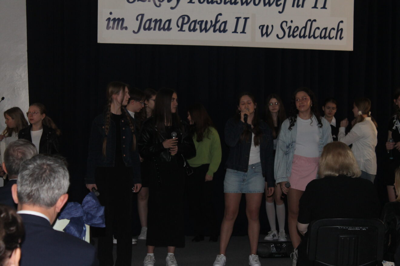 Jubileusz 40-lecia Szkoły Podstawowej nr 11 im. Jana Pawła II-przedstawienie