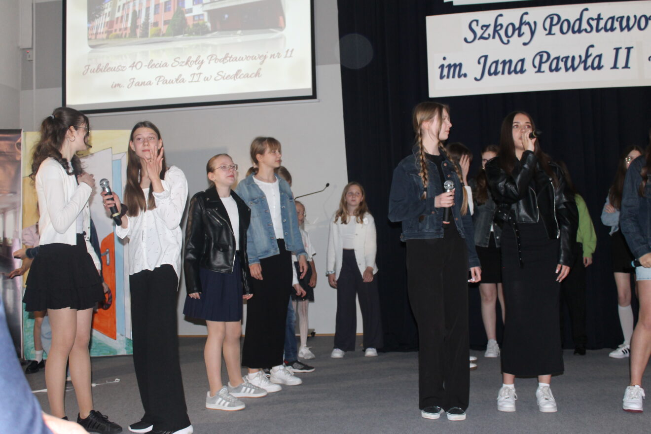 Jubileusz 40-lecia Szkoły Podstawowej nr 11 im. Jana Pawła II-przedstawienie