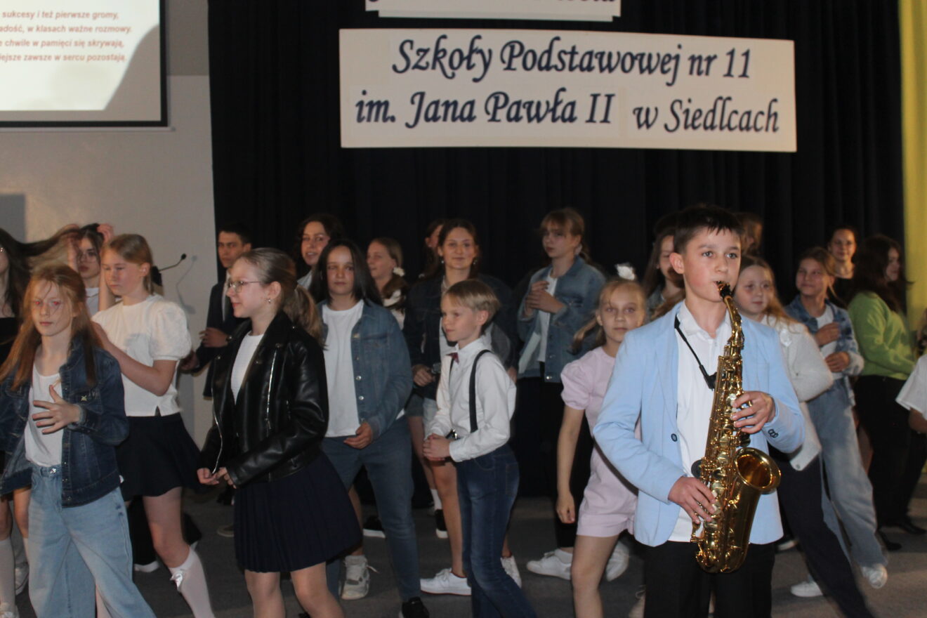Jubileusz 40-lecia Szkoły Podstawowej nr 11 im. Jana Pawła II-przedstawienie