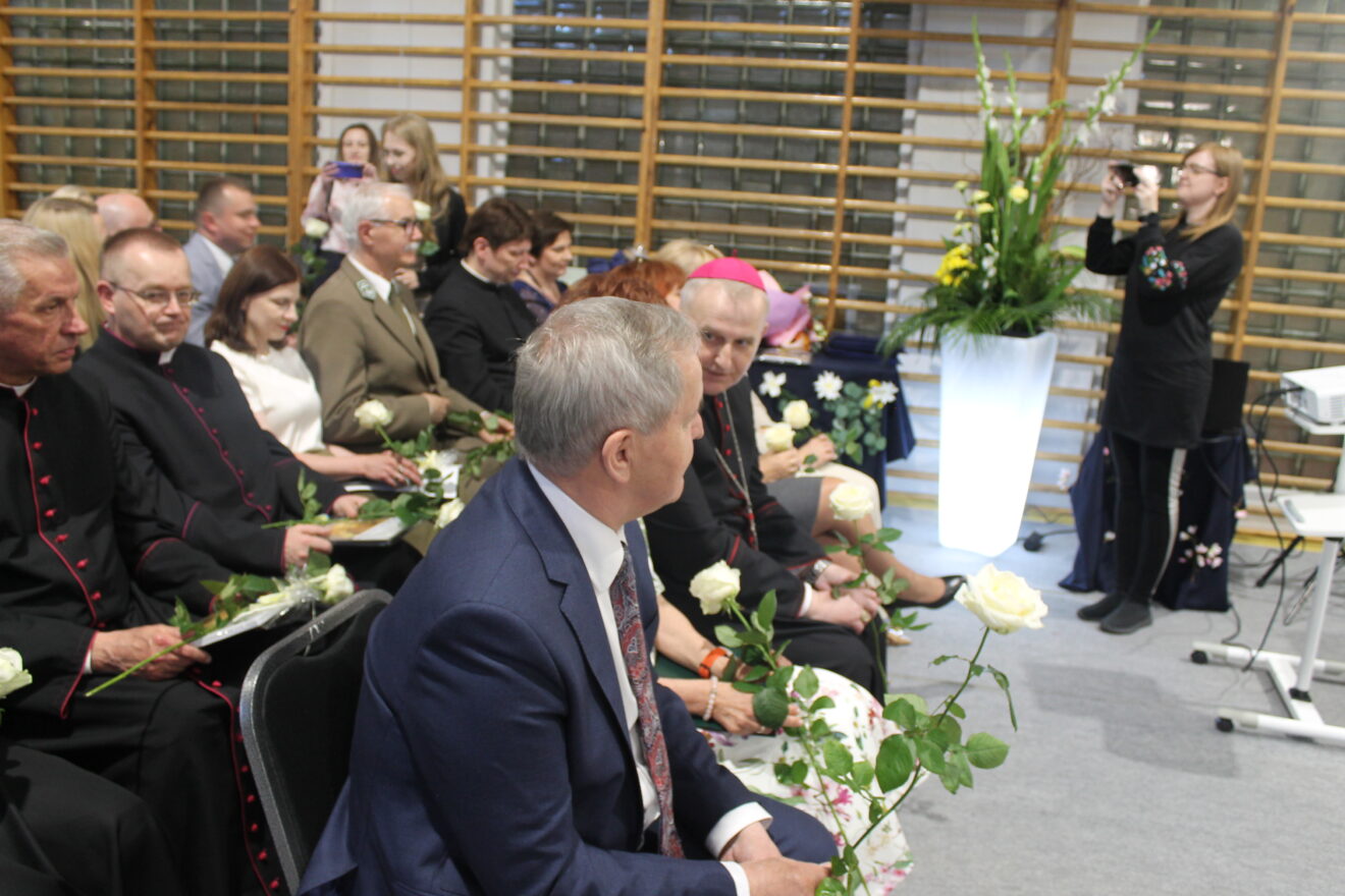 Jubileusz 40-lecia Szkoły Podstawowej nr 11 im. Jana Pawła II-uczniowie wręczają białe róże