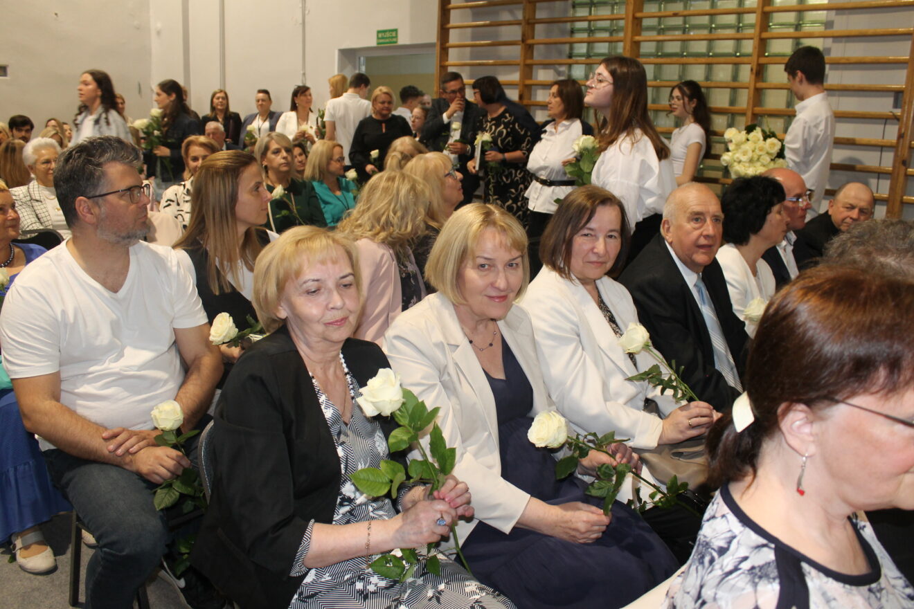 Jubileusz 40-lecia Szkoły Podstawowej nr 11 im. Jana Pawła II-uczniowie wręczają białe róże