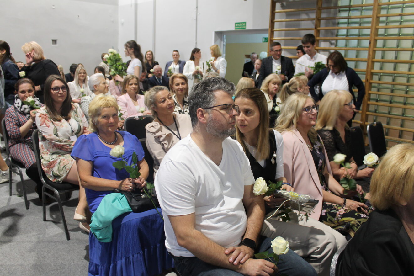 Jubileusz 40-lecia Szkoły Podstawowej nr 11 im. Jana Pawła II-uczniowie wręczają białe róże