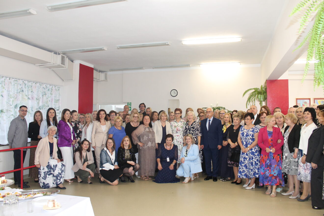 Jubileusz 40-lecia Szkoły Podstawowej nr 11 im. Jana Pawła II-zdjęcie grupowe