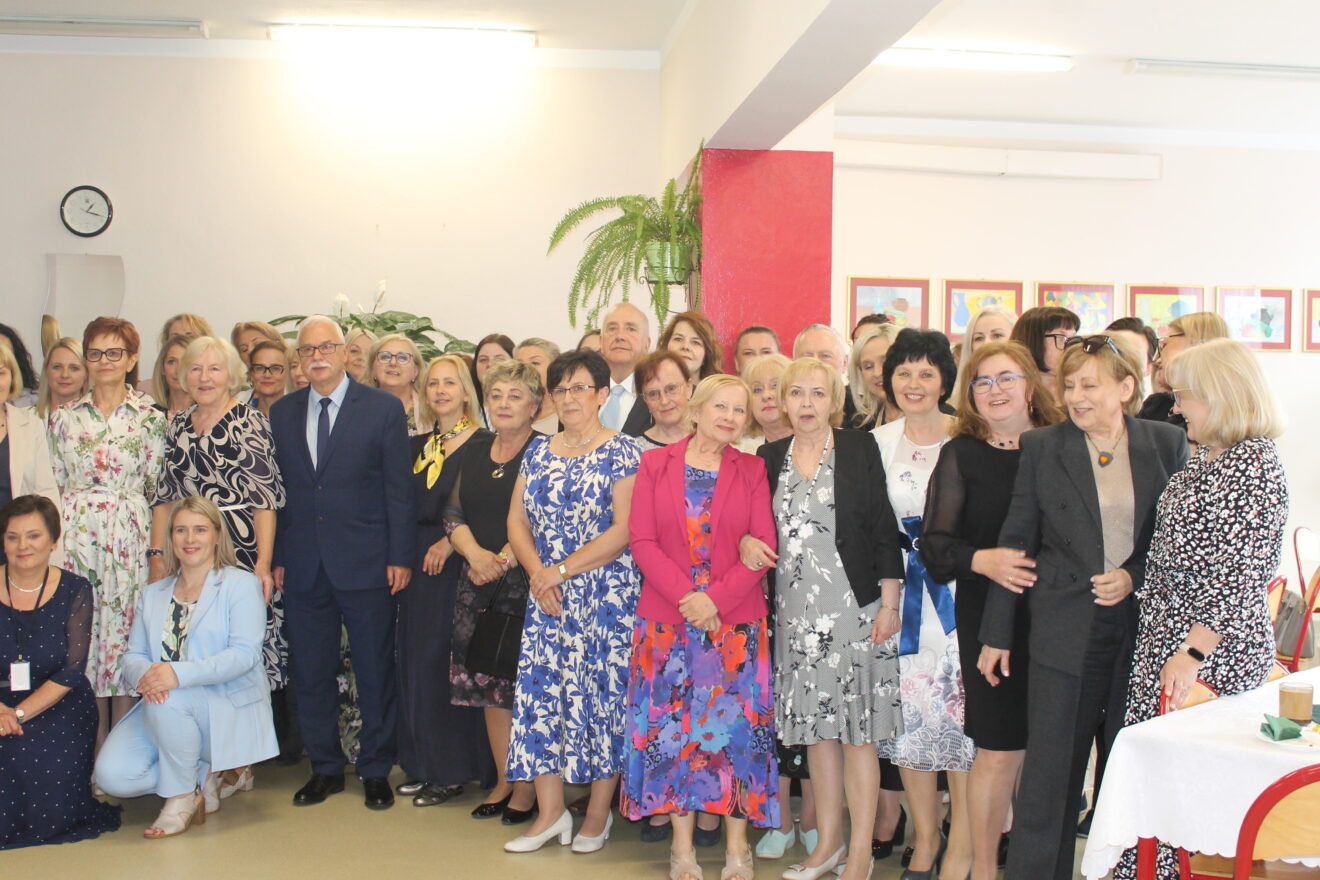 Jubileusz 40-lecia Szkoły Podstawowej nr 11 im. Jana Pawła II-zdjęcie grupowe