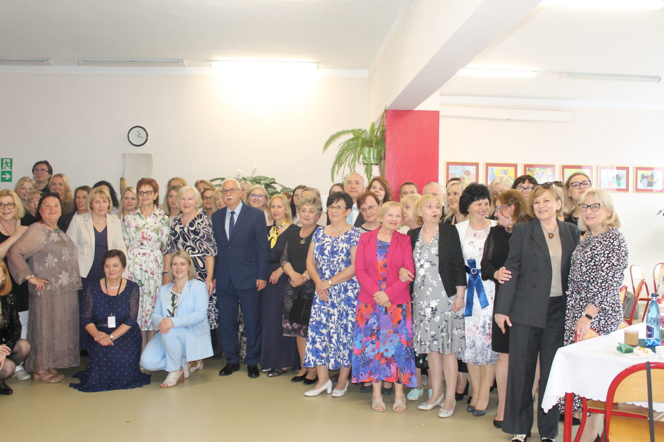Jubileusz 40-lecia Szkoły Podstawowej nr 11 im. Jana Pawła II-zdjęcie grupowe