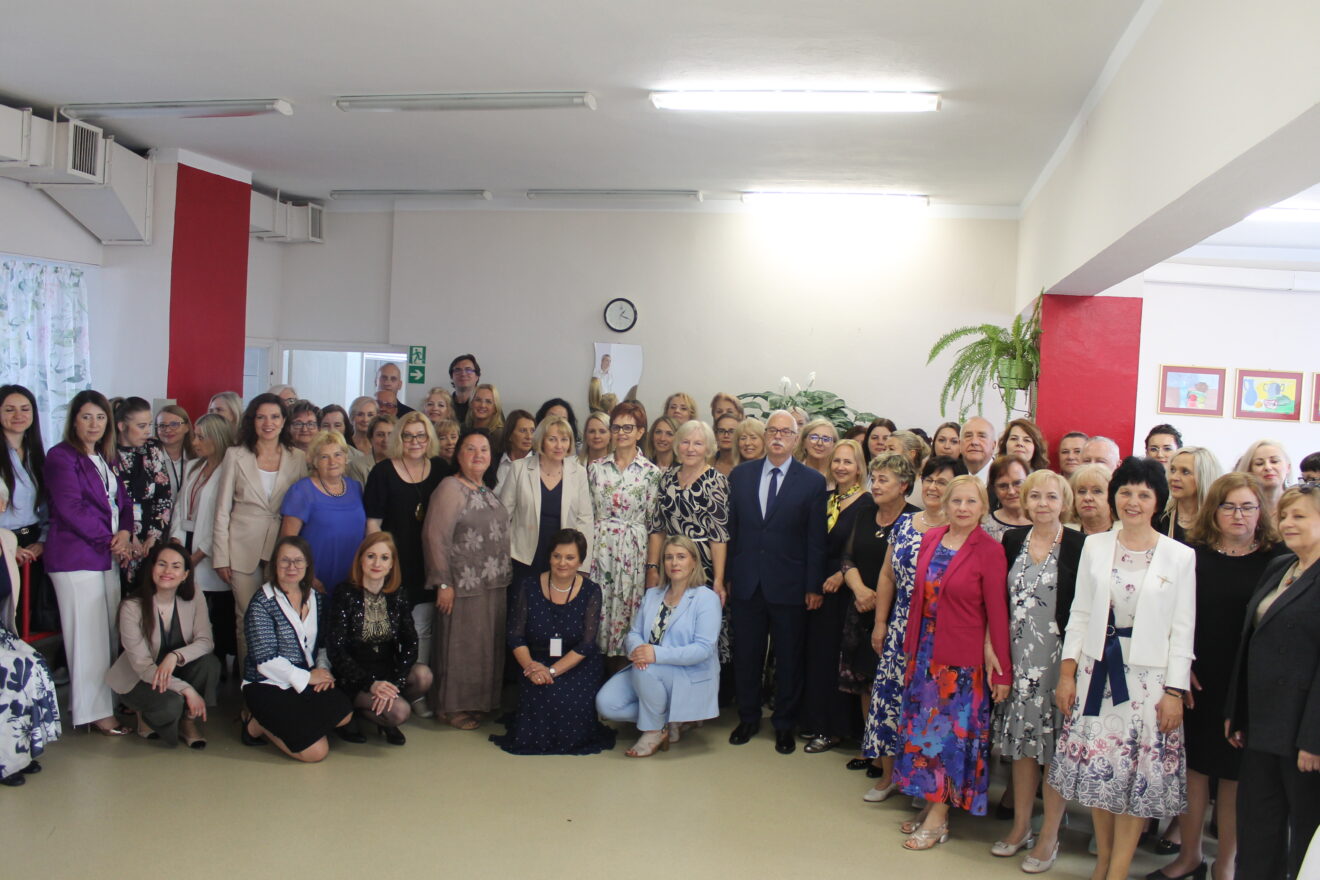 Jubileusz 40-lecia Szkoły Podstawowej nr 11 im. Jana Pawła II-zdjęcie grupowe
