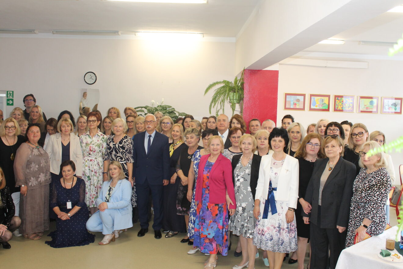 Jubileusz 40-lecia Szkoły Podstawowej nr 11 im. Jana Pawła II-zdjęcie grupowe