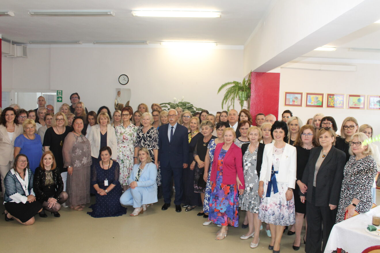 Jubileusz 40-lecia Szkoły Podstawowej nr 11 im. Jana Pawła II-zdjęcie grupowe