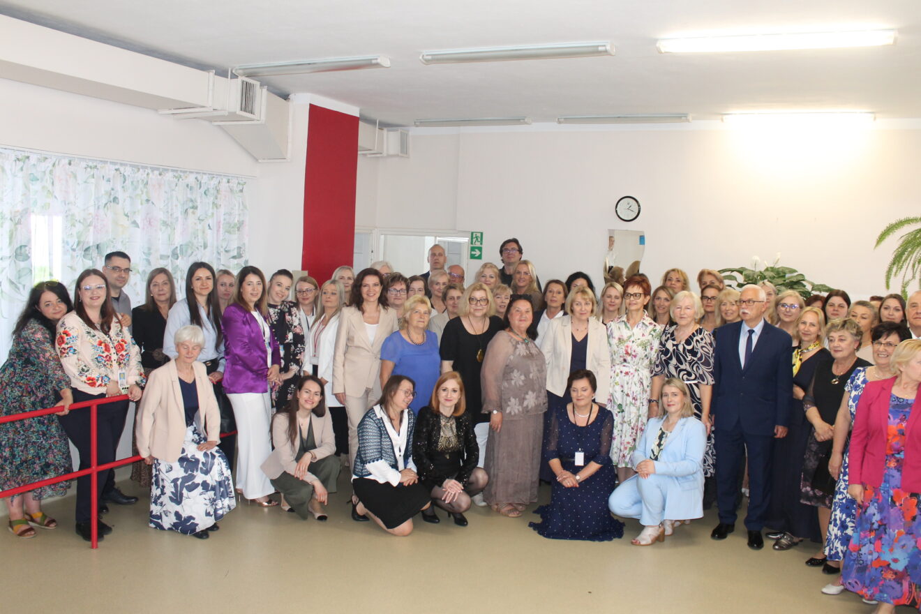 Jubileusz 40-lecia Szkoły Podstawowej nr 11 im. Jana Pawła II-zdjęcie grupowe
