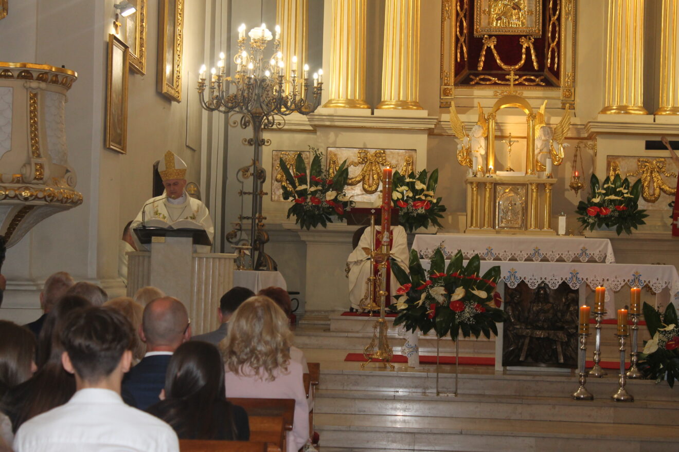 Jubileusz 40-lecia Szkoły Podstawowej nr 11 im. Jana Pawła II-w kościele