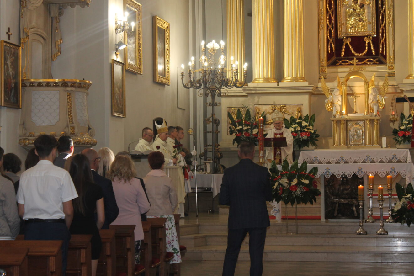 Jubileusz 40-lecia Szkoły Podstawowej nr 11 im. Jana Pawła II-w kościele