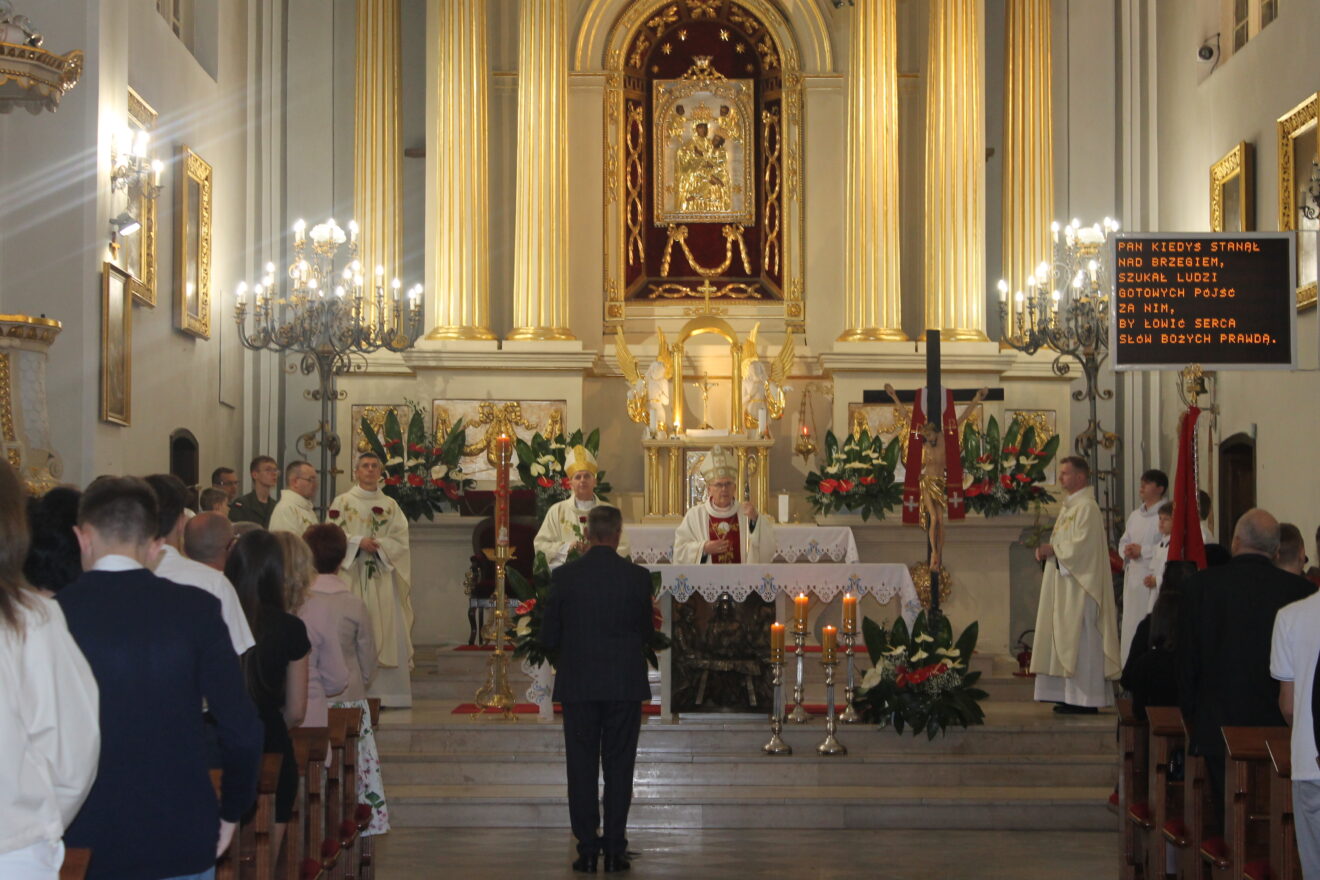 Jubileusz 40-lecia Szkoły Podstawowej nr 11 im. Jana Pawła II-w kościele