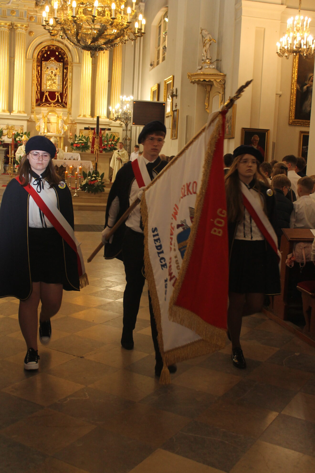Jubileusz 40-lecia Szkoły Podstawowej nr 11 im. Jana Pawła II-w kościele