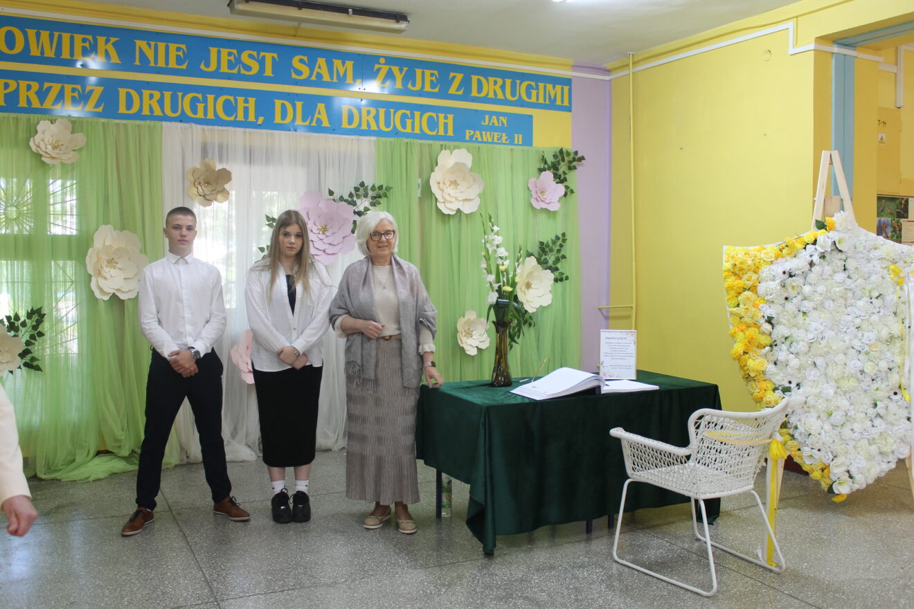Jubileusz 40-lecia Szkoły Podstawowej nr 11 im. Jana Pawła II- przy kronice