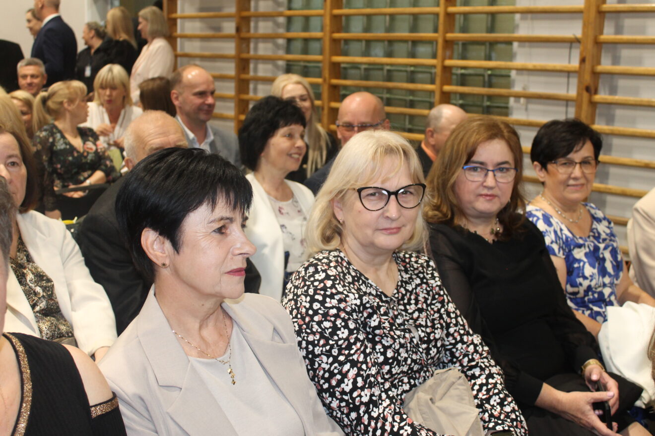 Jubileusz 40-lecia Szkoły Podstawowej nr 11 im. Jana Pawła II- w sali gimnastycznej