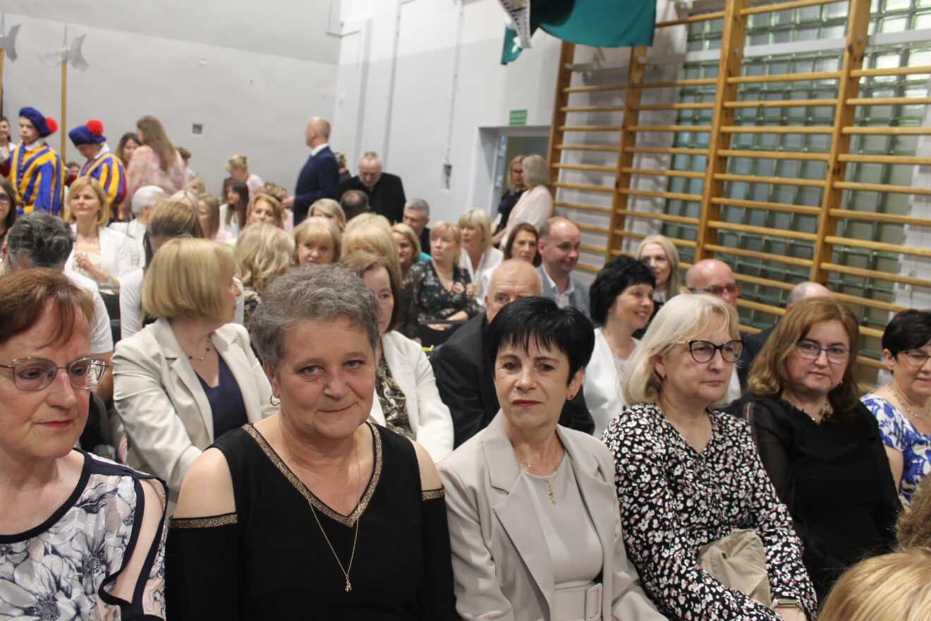 Jubileusz 40-lecia Szkoły Podstawowej nr 11 im. Jana Pawła II- w sali gimnastycznej