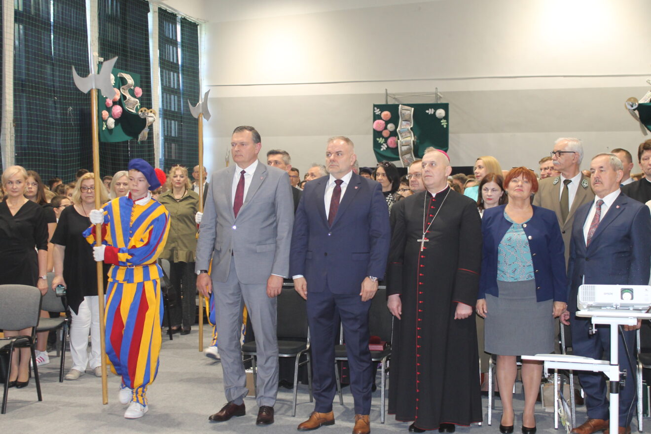 Jubileusz 40-lecia Szkoły Podstawowej nr 11 im. Jana Pawła II- wprowadzenie sztandaru