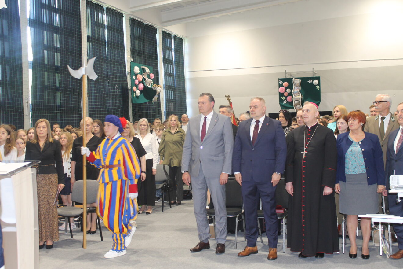 Jubileusz 40-lecia Szkoły Podstawowej nr 11 im. Jana Pawła II- wprowadzenie sztandaru