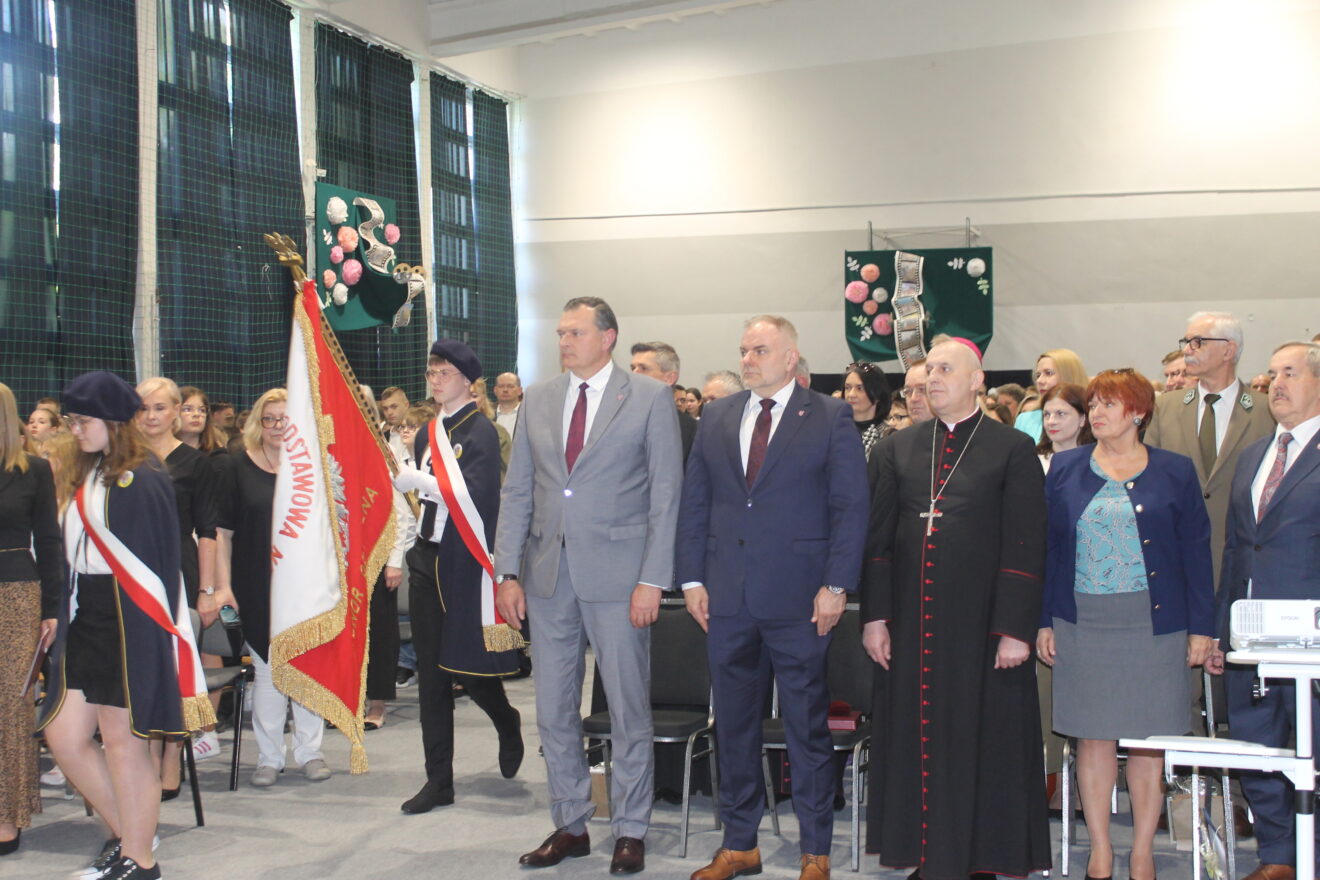 Jubileusz 40-lecia Szkoły Podstawowej nr 11 im. Jana Pawła II- wprowadzenie sztandaru