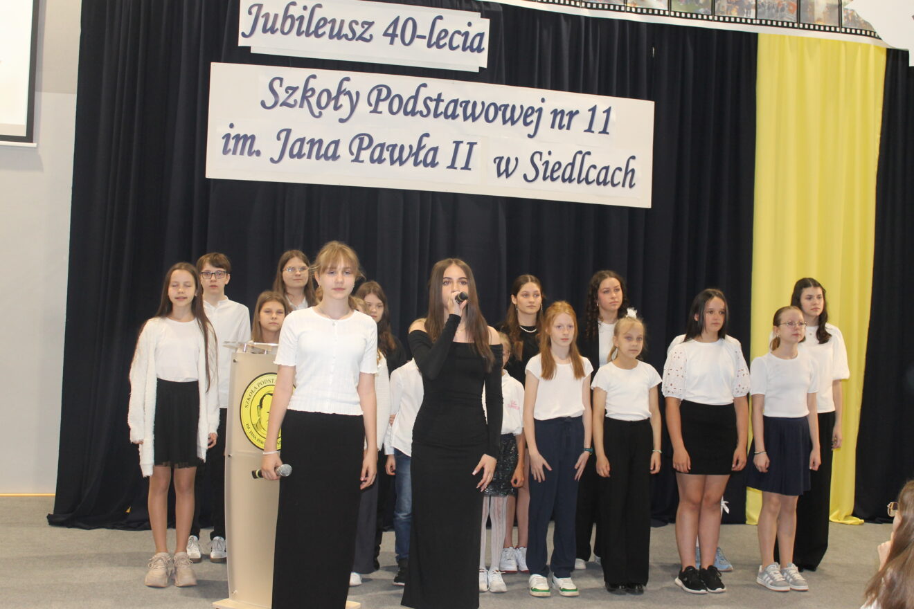 Jubileusz 40-lecia Szkoły Podstawowej nr 11 im. Jana Pawła II-dzieci śpiewają