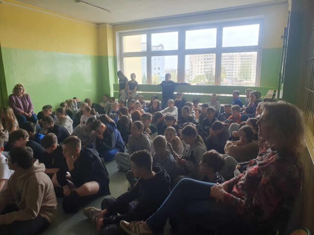 Uczniowie klas 5 i 6 podczas spotkania ze strażakiem.