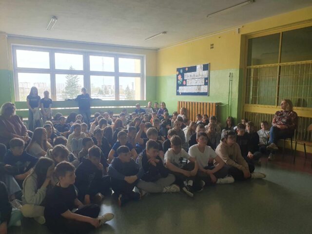 Uczniowie klas 5 i 6 podczas spotkania ze strażakiem.