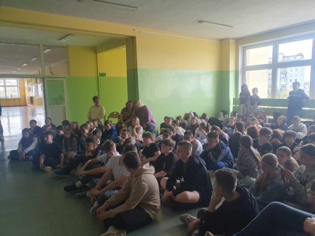Uczniowie klas 5 i 6 podczas spotkania ze strażakiem.